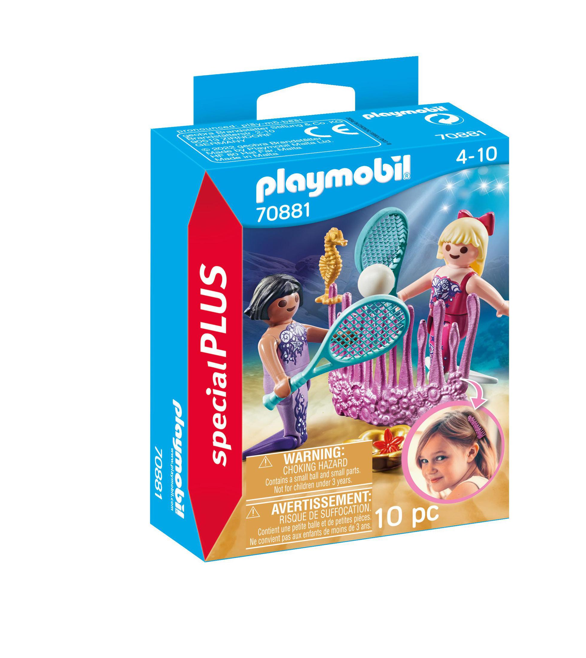 Set Playmobil. Due sirene con racchette da tennis e un cavalluccio marino. Sono visibili anche una palla bianca e coralli.