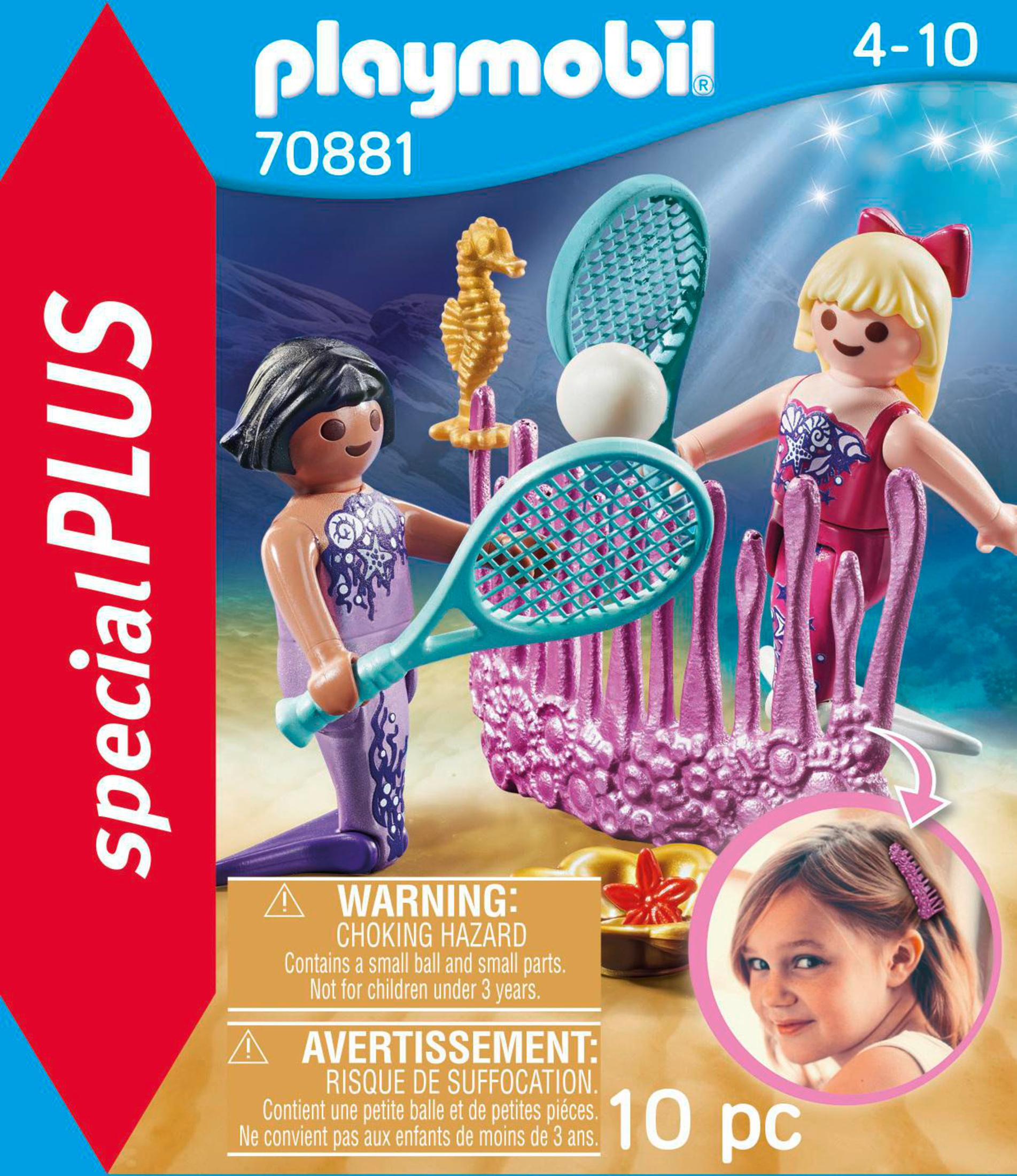 Set Playmobil. Due sirene con racchette da tennis e un cavalluccio marino. Sono visibili anche una palla bianca e coralli.