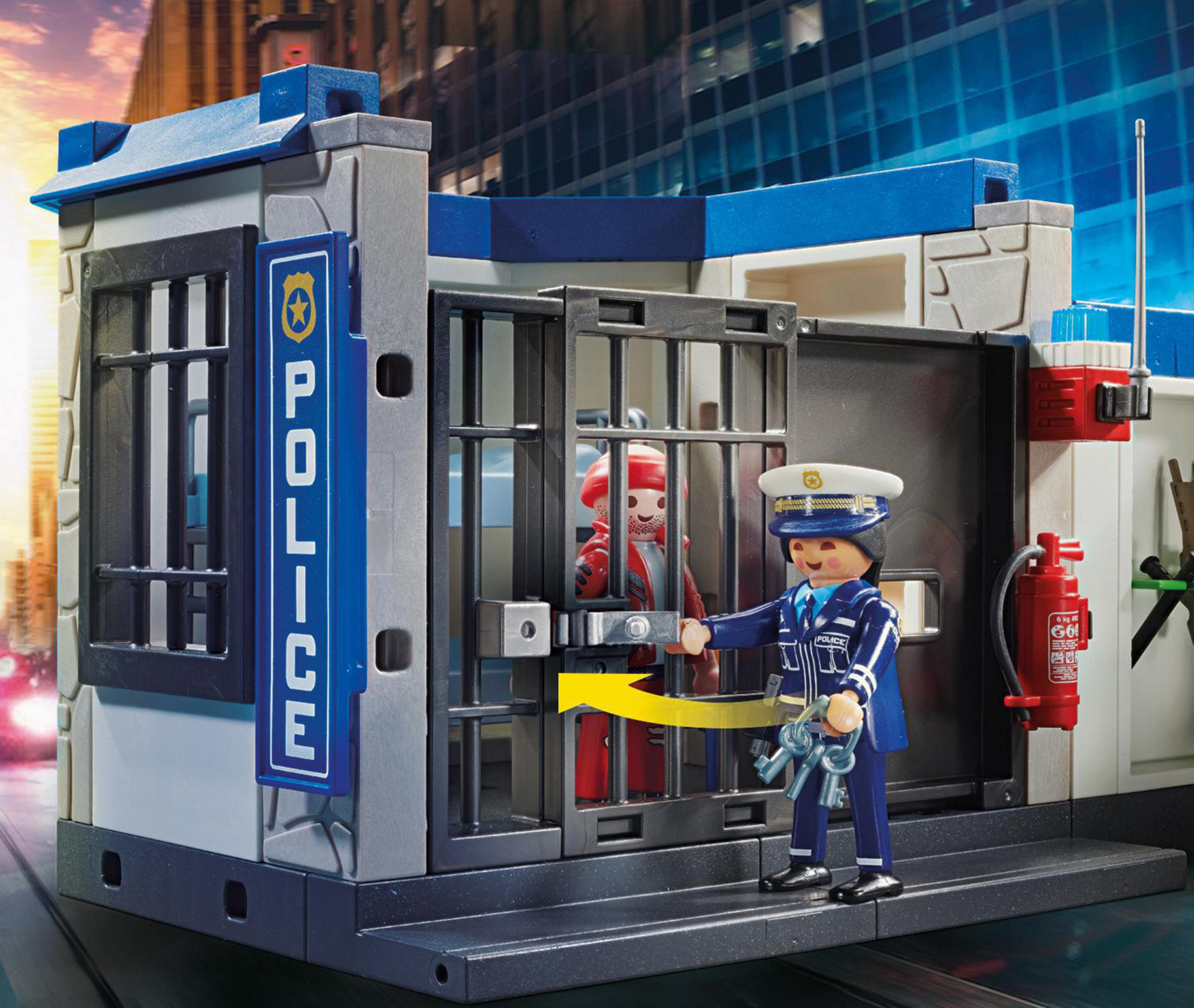 Zestaw komisariatu Playmobil ze sceną więzienia, policjantem i figurką.