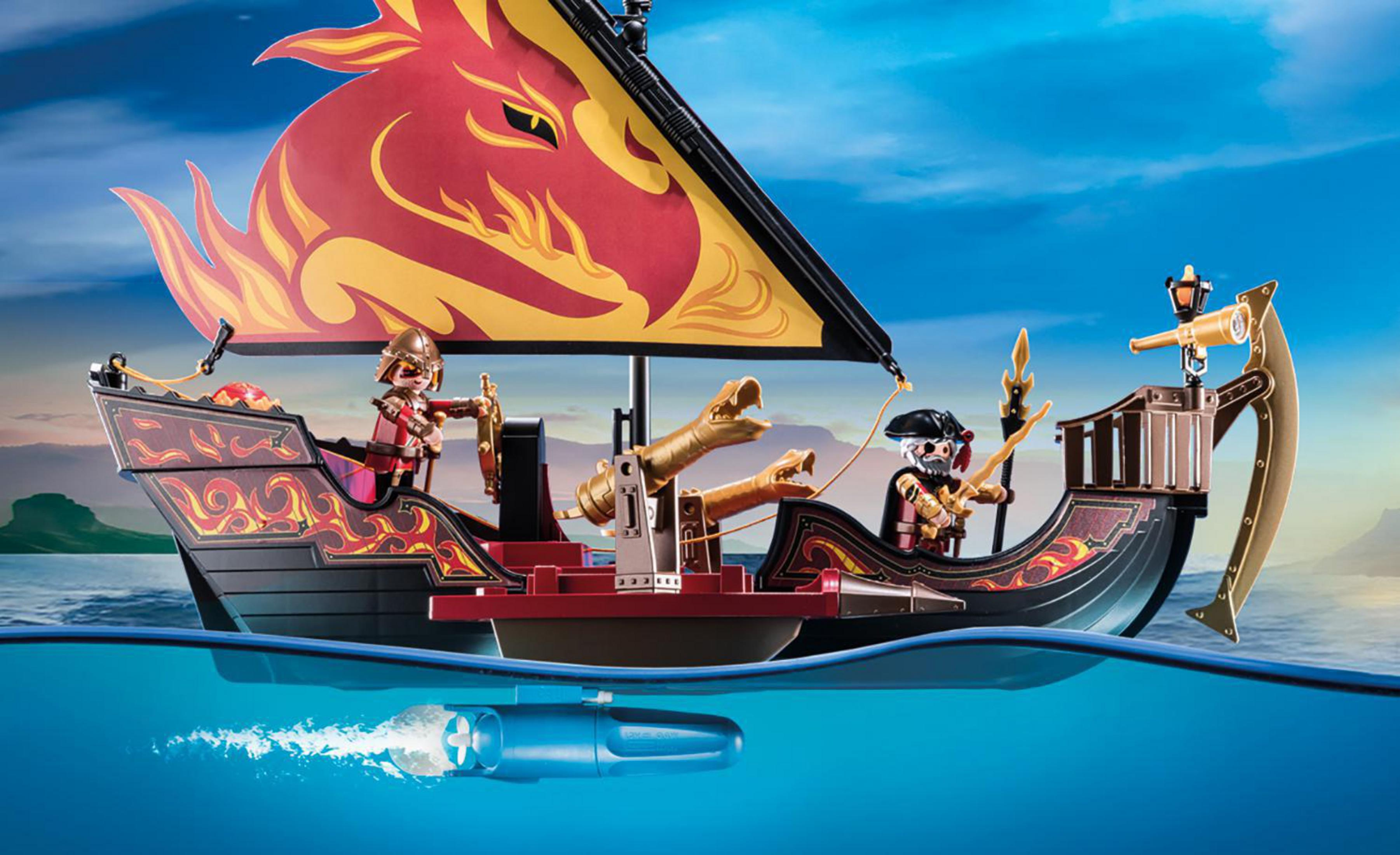 Un barco pirata Playmobil con hélice, navegando en el agua.