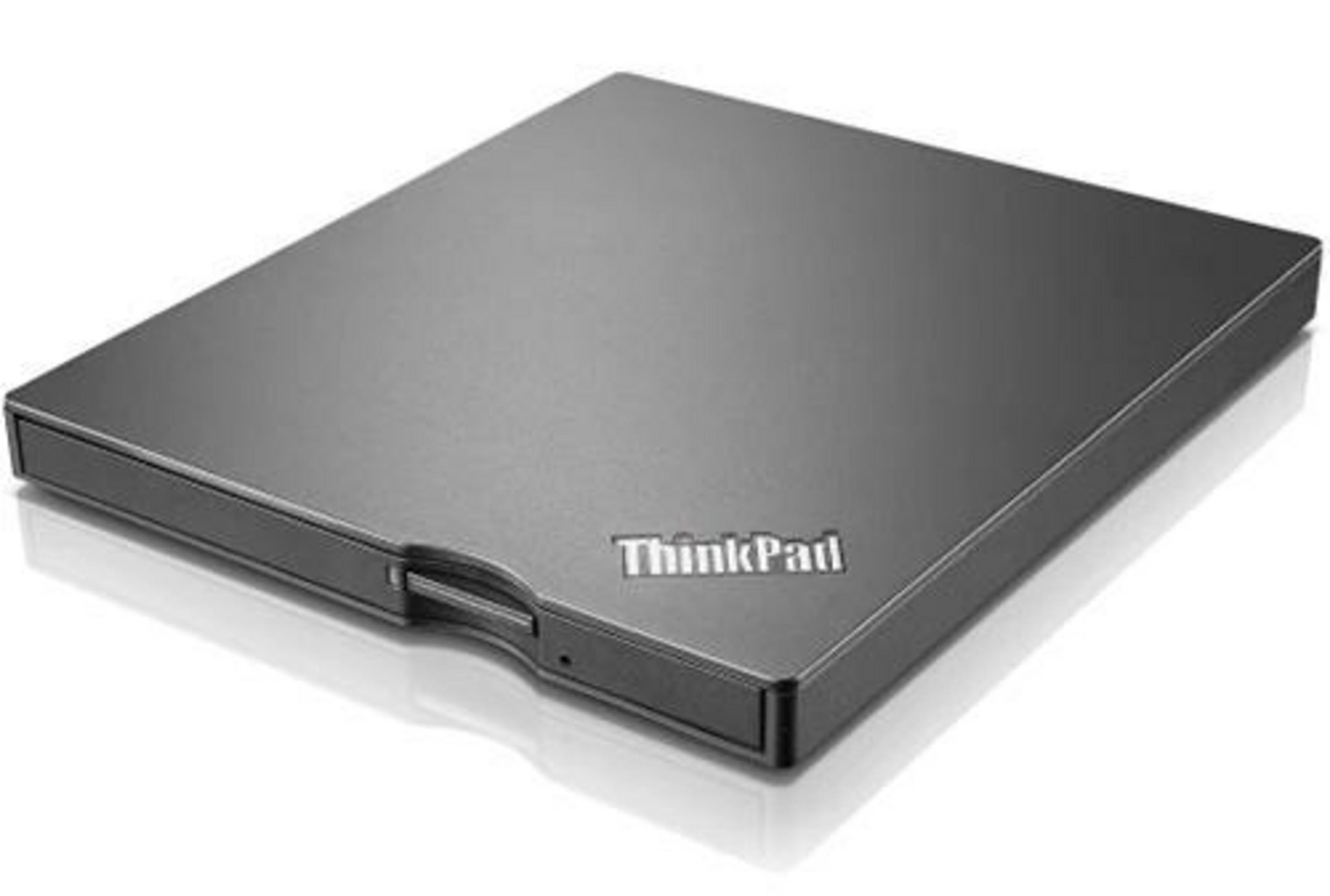 Zewnętrzny napęd optyczny ThinkPad, czarny, widok pod kątem. Logo ThinkPad jest widoczne.