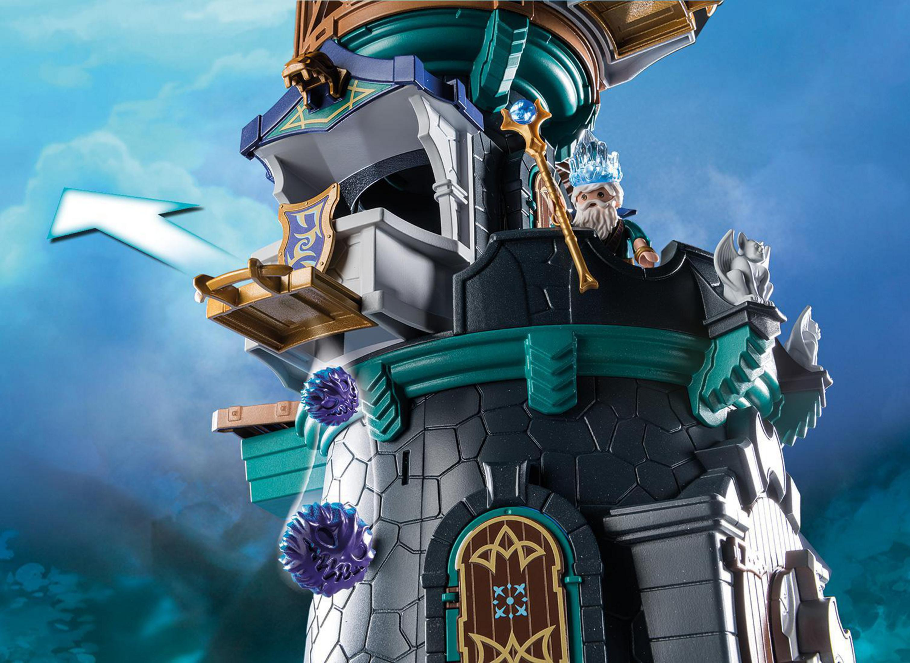 Zabawkowy zamek z czarodziejem na szczycie, z magicznymi kulami i błękitno-zielonym tłem.