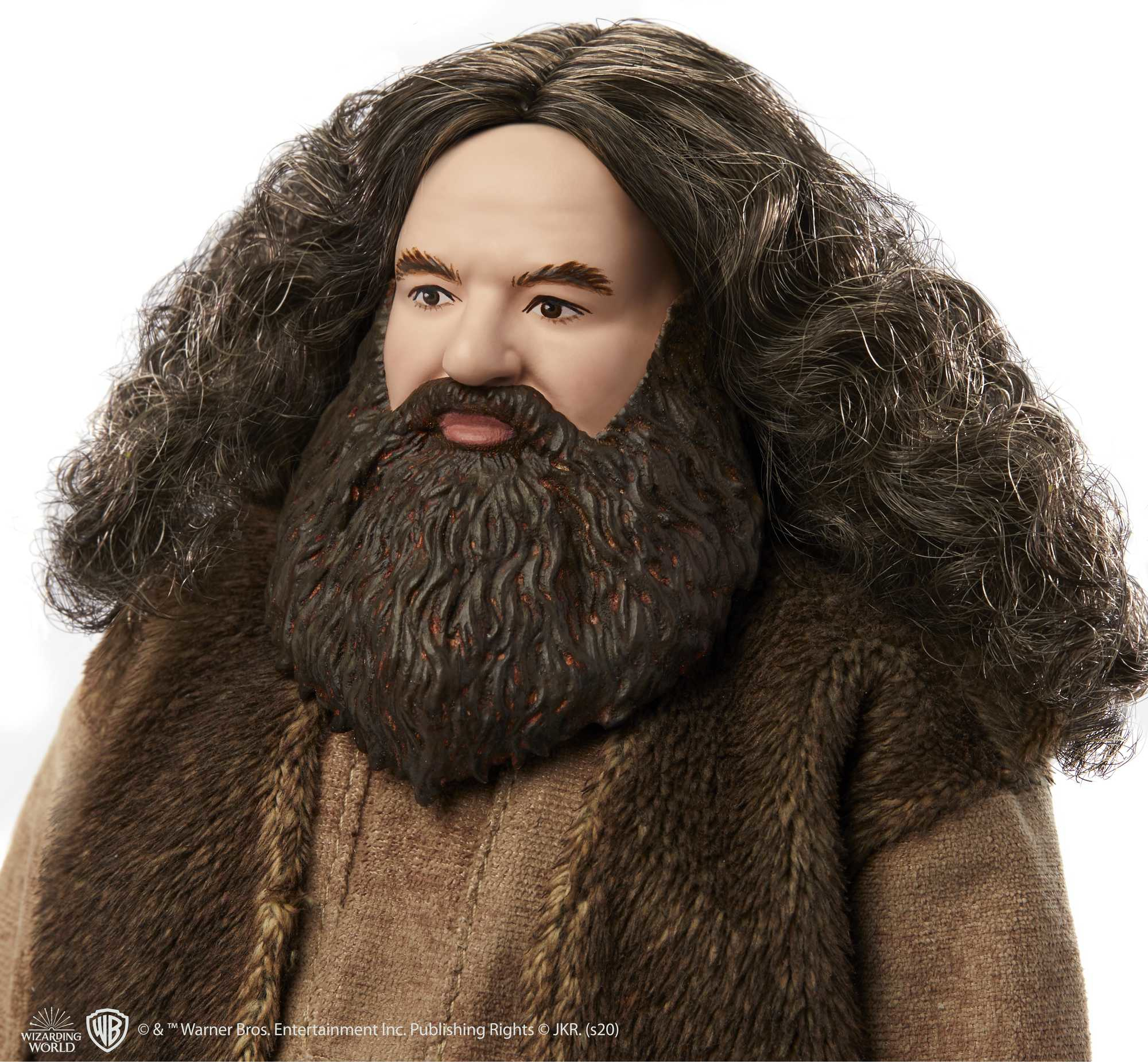 Primo piano della testa della bambola di Hagrid. Ha una lunga barba scura e un cappotto di pelliccia marrone.
