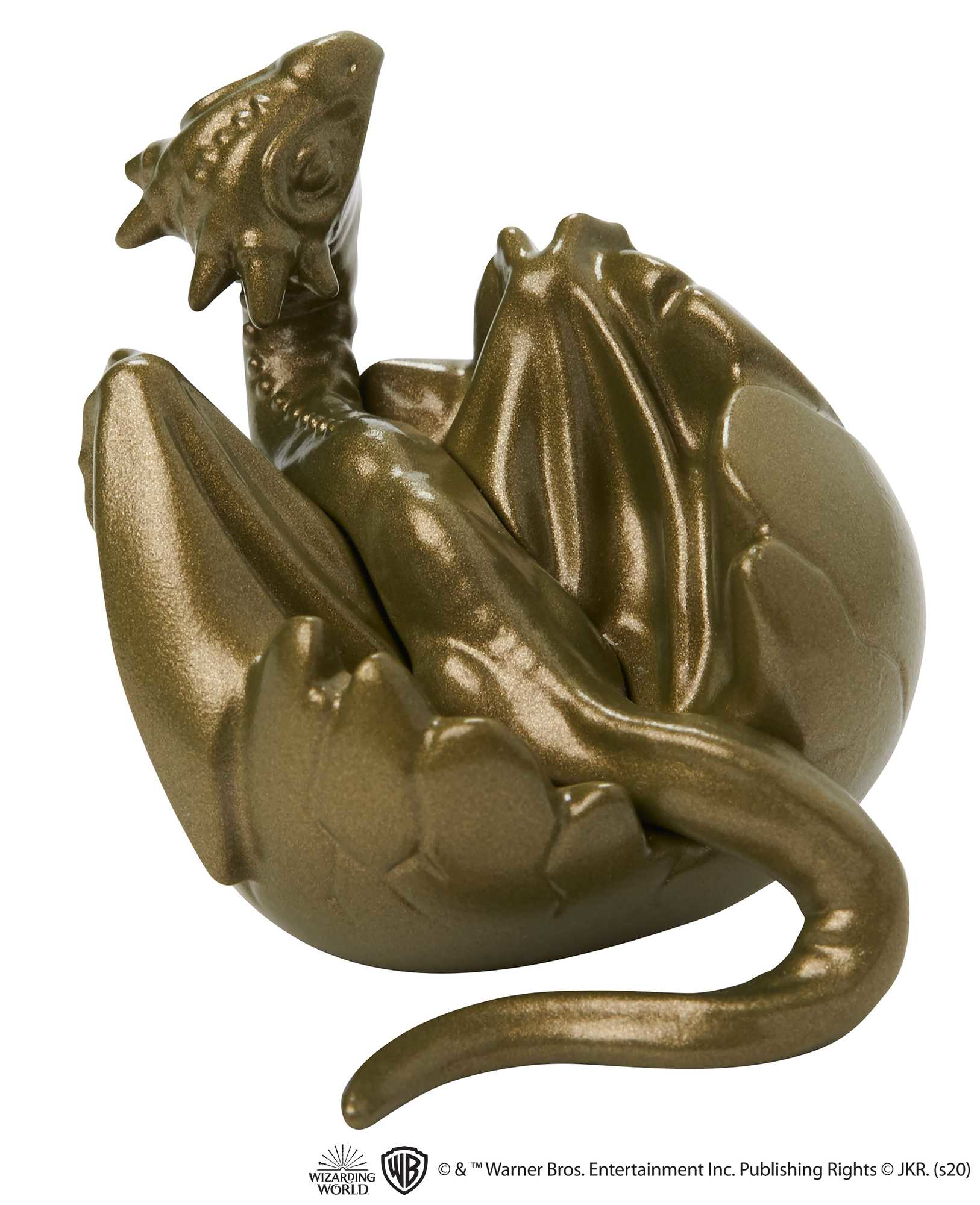 Statua di drago d'oro che esce da un uovo d'oro, squame e ali dettagliate. Sfondo bianco.