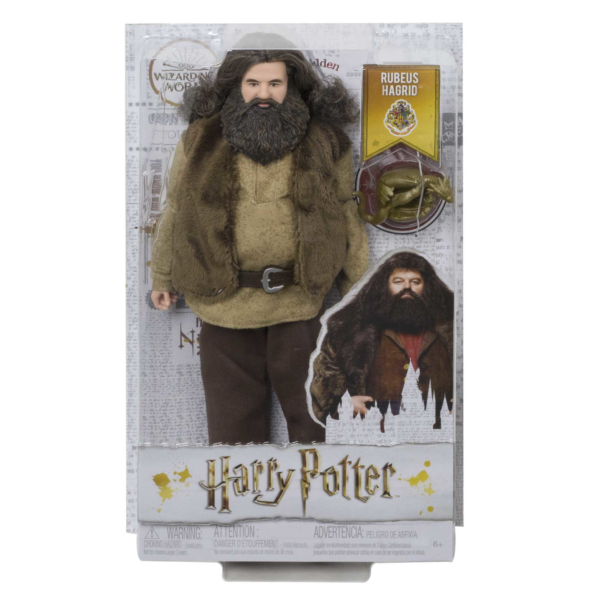 Bambola di Harry Potter Rubeus Hagrid nella confezione. Figura di Hagrid e un drago d'oro. Sfondo bianco.