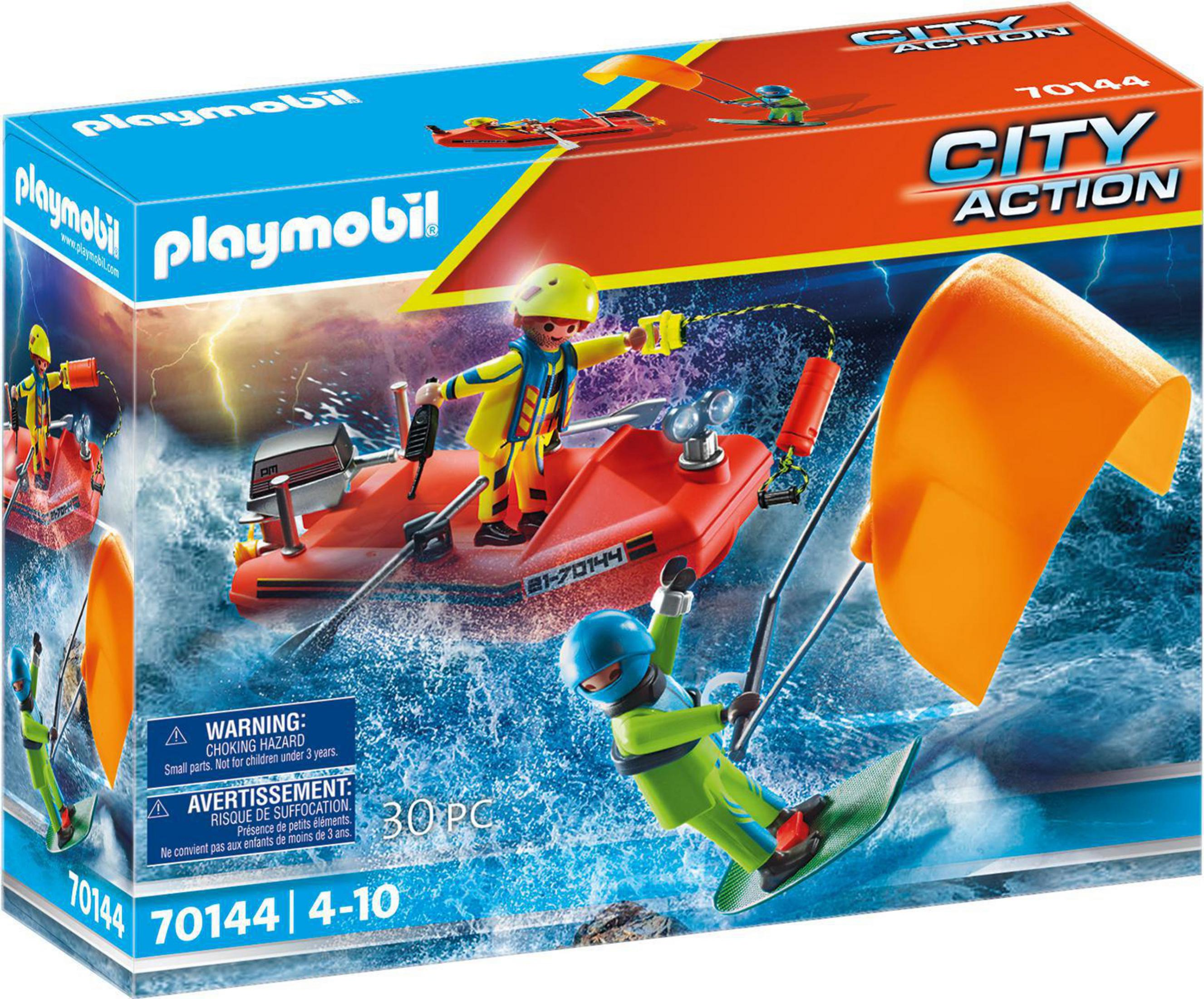 Scatola del set Playmobil City Action con personaggi, barca e kitesurfer. Sfondo bianco.