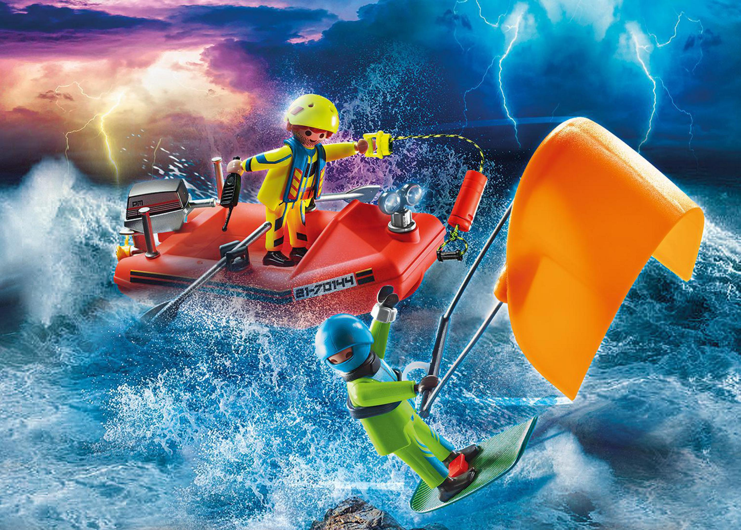 Barca Playmobil con personaggi, cielo tempestoso.