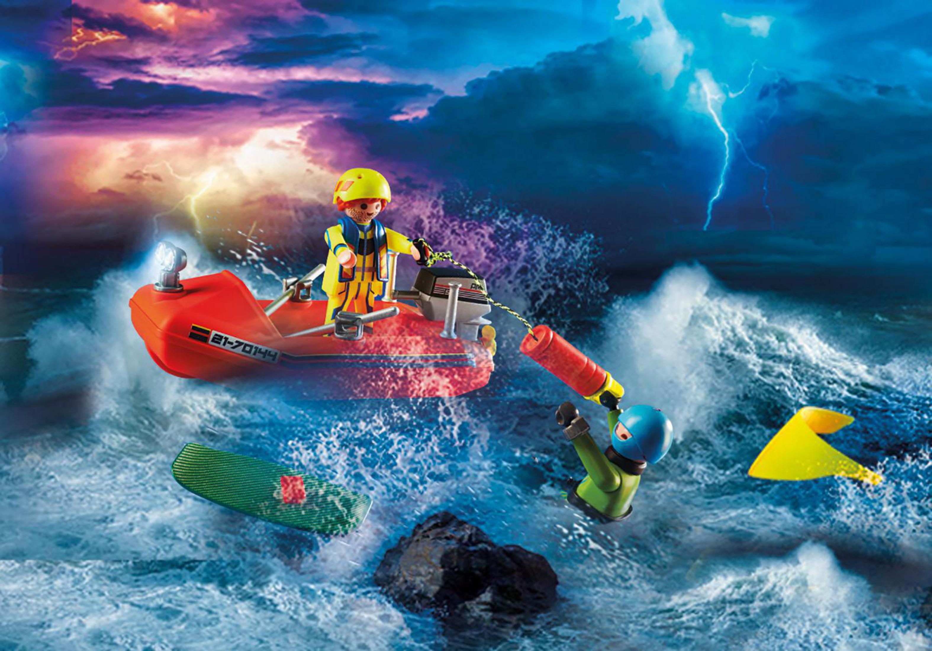 Barca Playmobil con personaggi, cielo tempestoso.