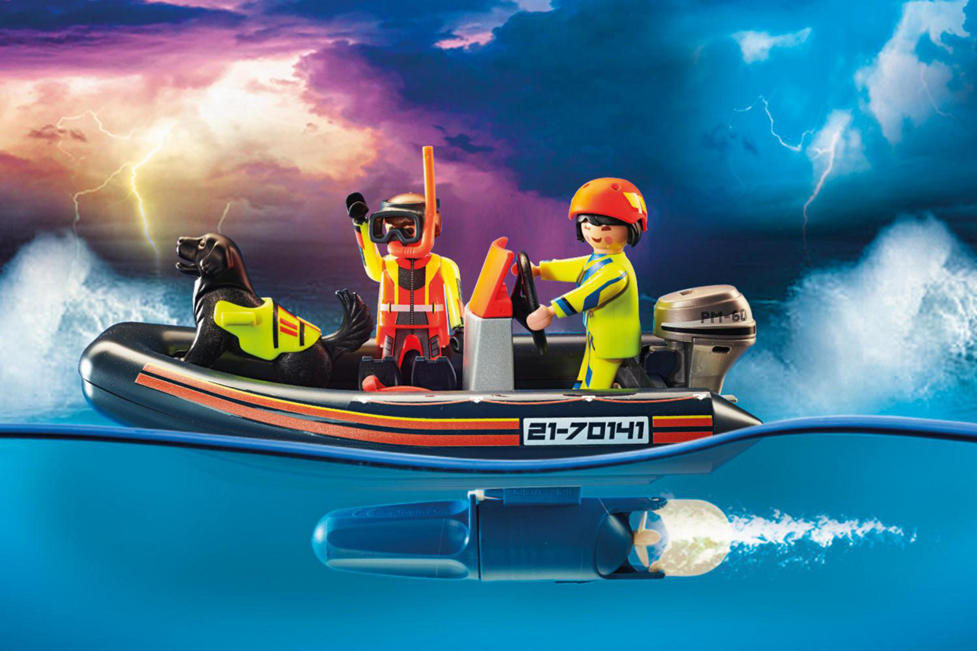 Escena de bote de rescate Playmobil. Figuras en bote, perro y cielo tormentoso de fondo. Agua y olas.