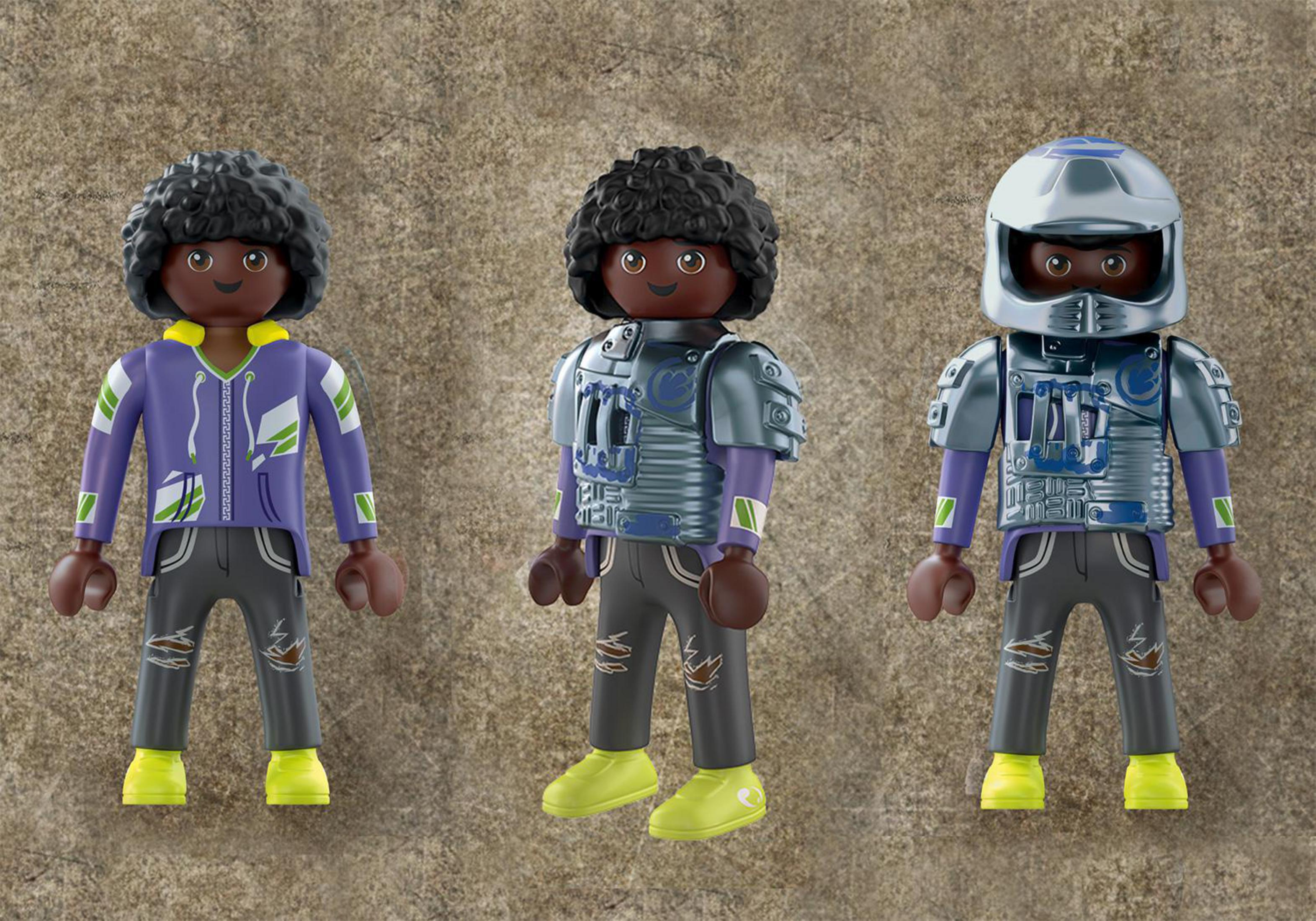 Tres figuras de Playmobil con diferentes atuendos. La central es metálica.