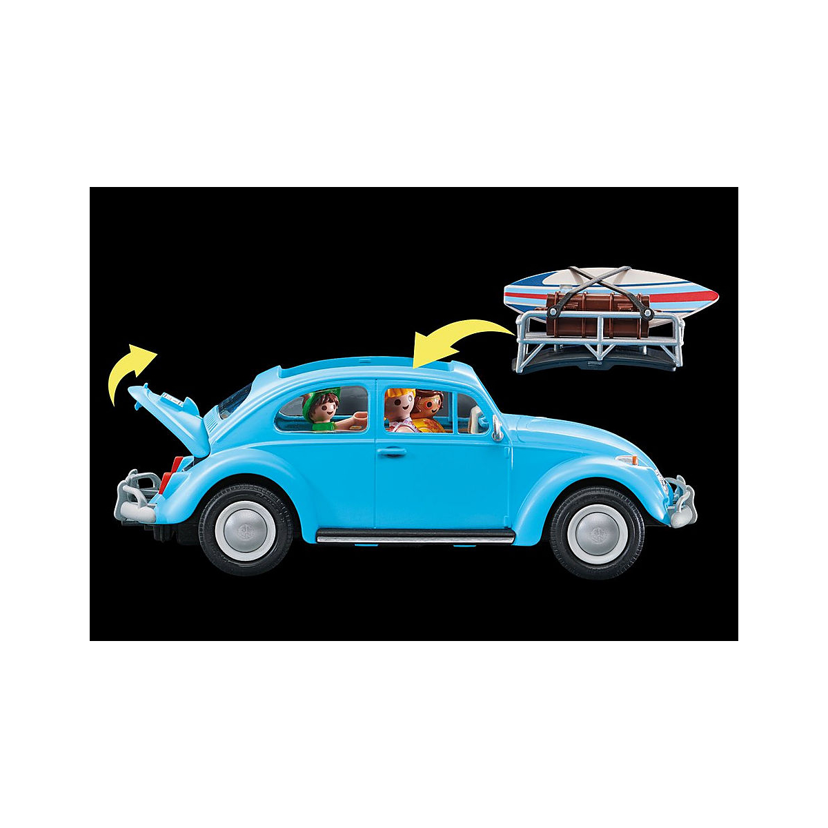 Niebieski samochodzik z rodziną. Bagaż na dachu. Czarne tło.