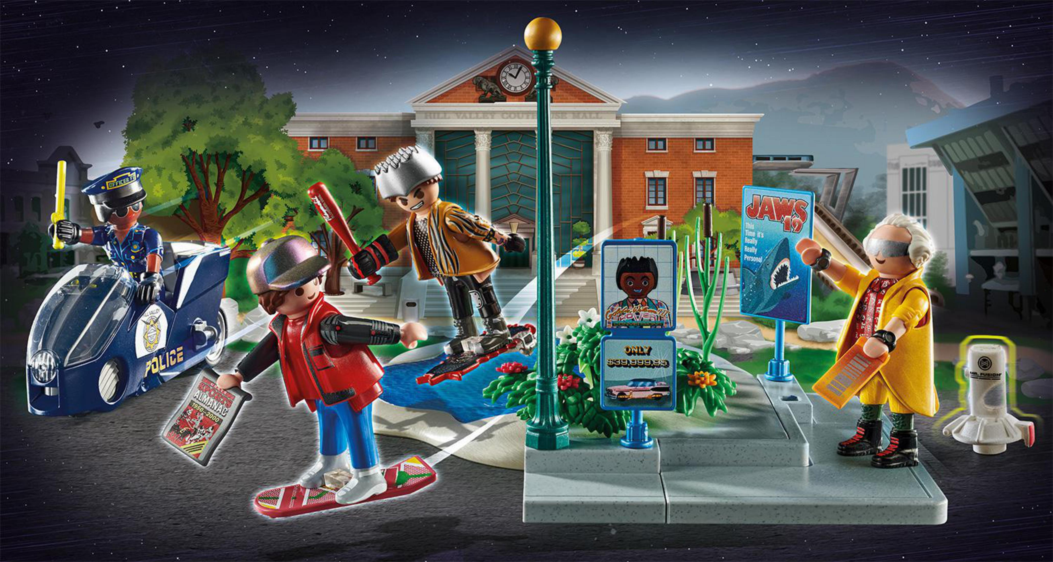 Scena Playmobil Powrót do przyszłości z postaciami, radiowozem i tłem sądu Hill Valley w nocy.