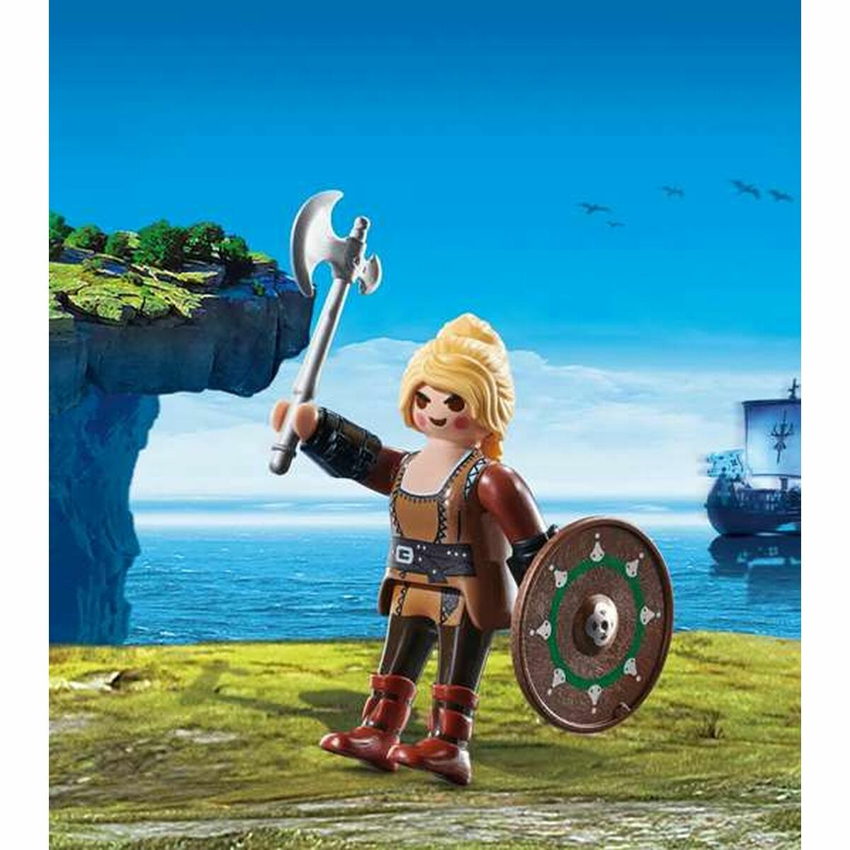 Playmobil Wiking z toporem i tarczą na klifie z widokiem na morze.