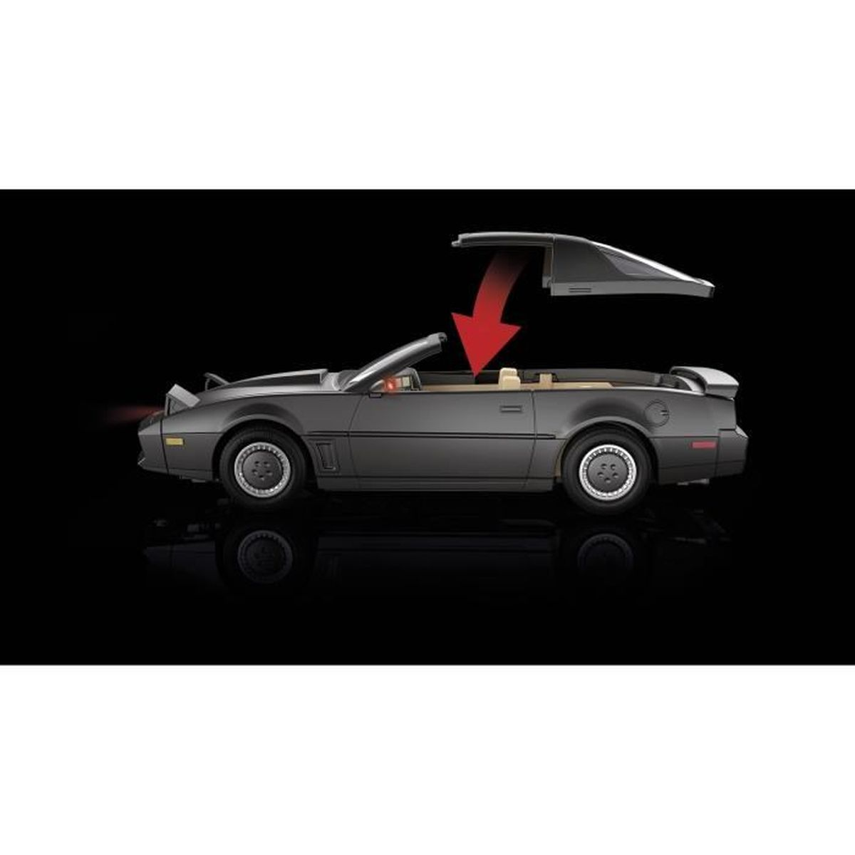 Een zwarte speelgoedauto met een rode pijl die naar het open dak wijst, tegen een zwarte achtergrond.