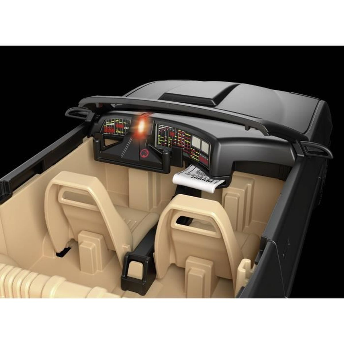 Interieur van een zwarte speelgoedauto met beige stoelen en dashboard, zwarte achtergrond.