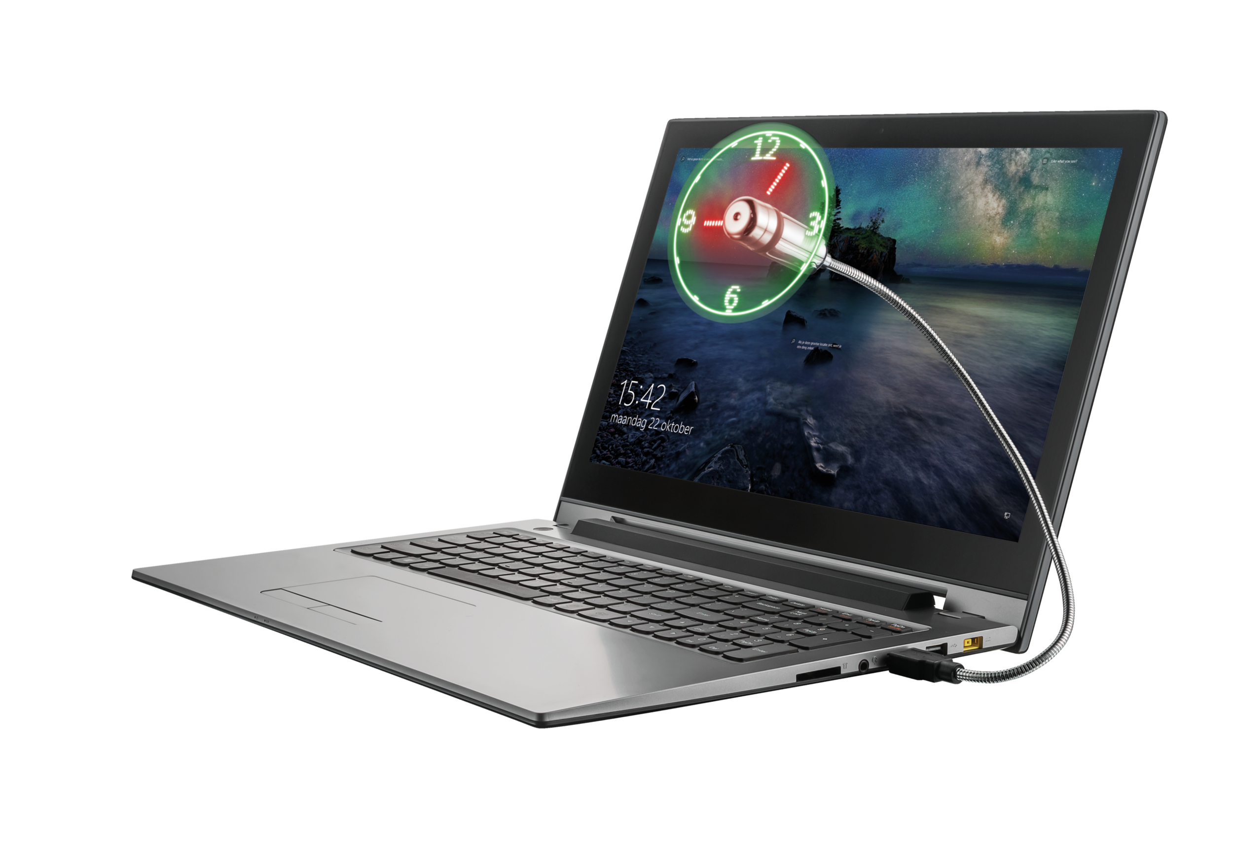 Laptop z wentylatorem USB pokazującym godzinę na białym tle.