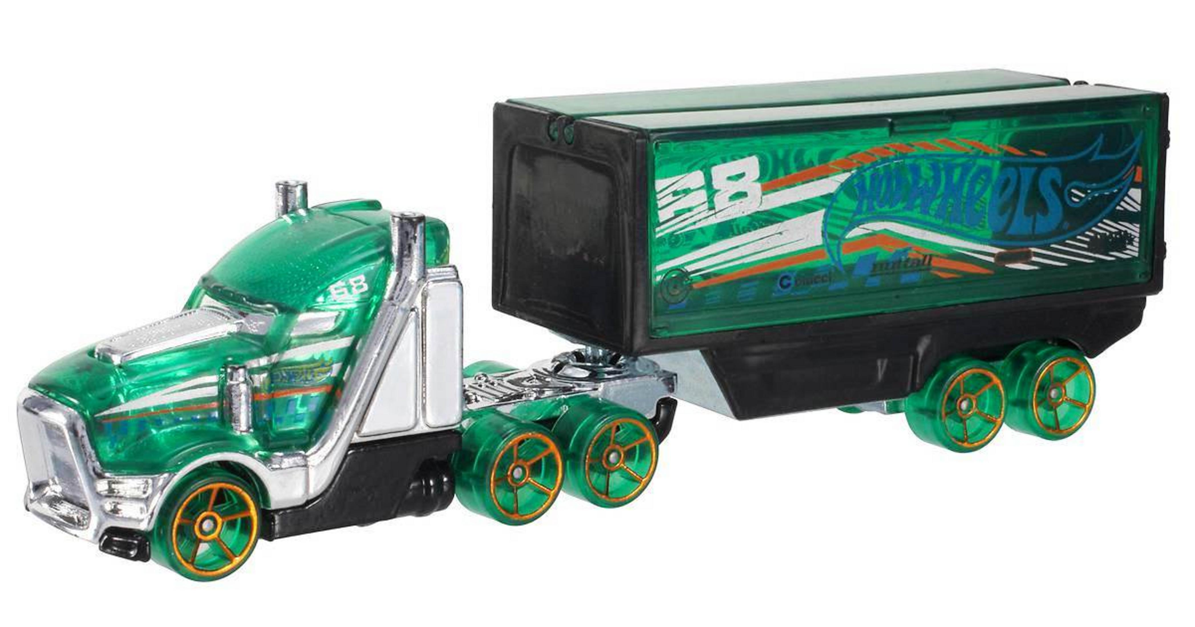 Zielona i srebrna zabawka ciężarówka. Przyczepa ma zielony i biały design.