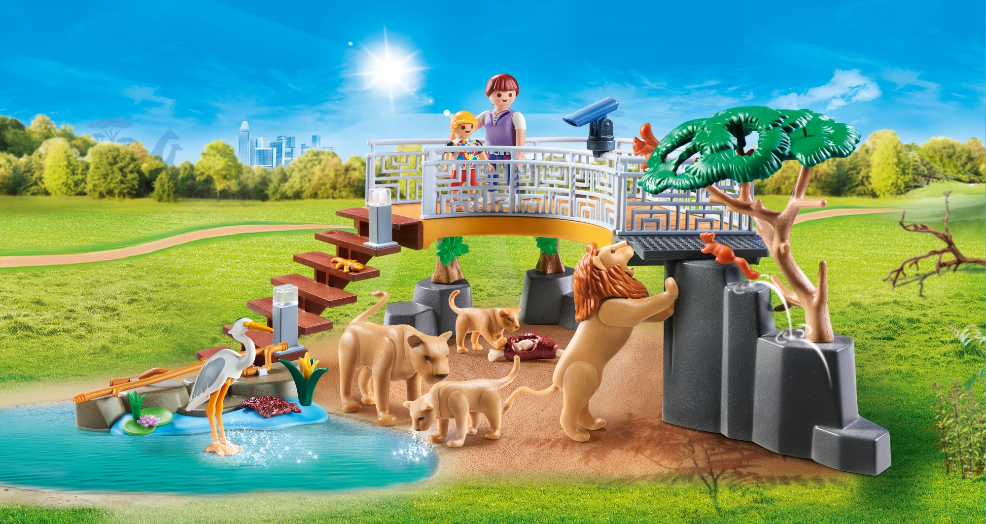 Scena dello zoo Playmobil con un ponte, leoni e persone. Una famiglia guarda gli animali.