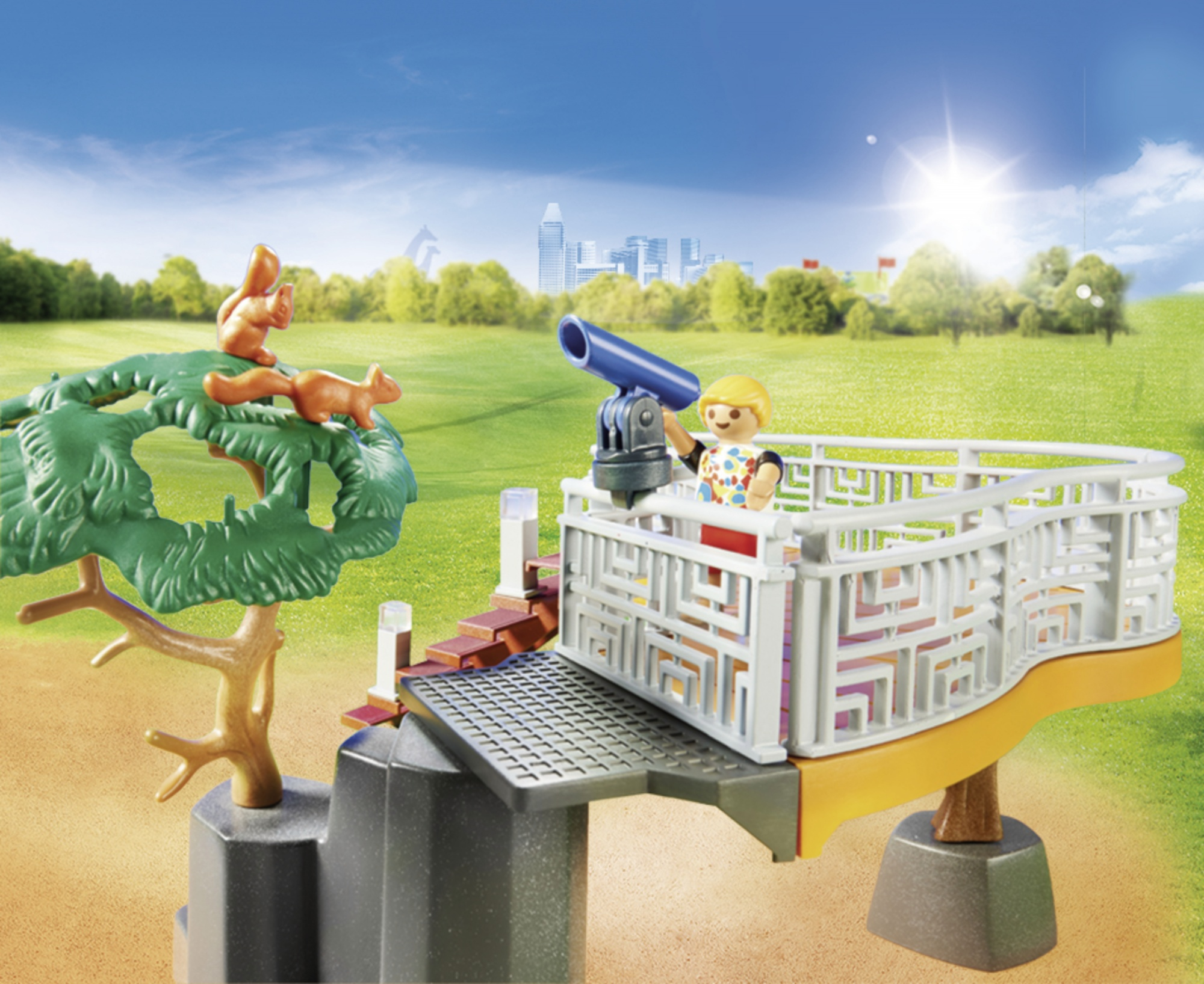 Scena Playmobil con un bambino, scoiattoli e un telescopio su una piattaforma panoramica. Sono presenti anche alberi verdi.
