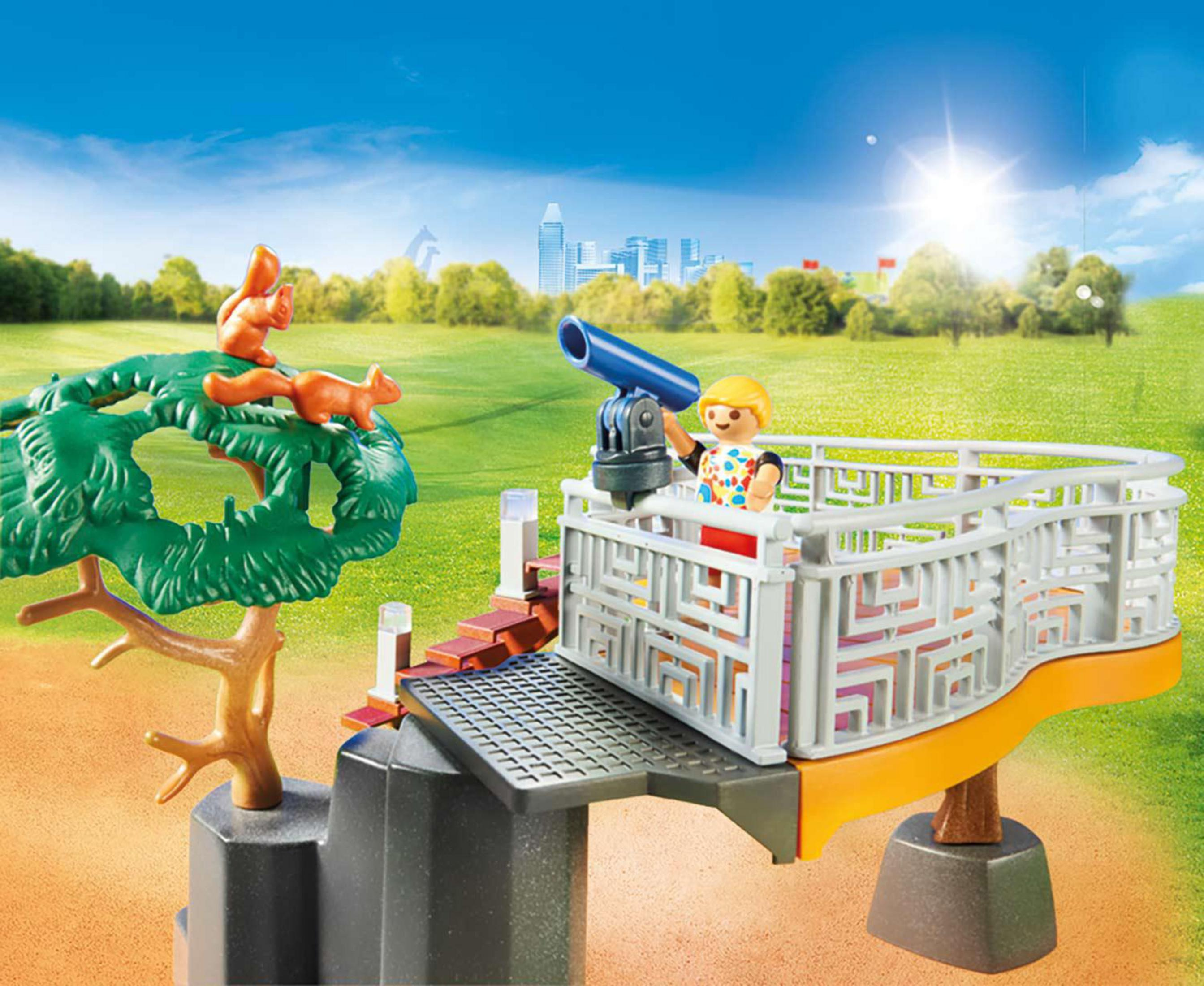 Un set Playmobil con una piattaforma panoramica, una persona con un telescopio e scoiattoli.