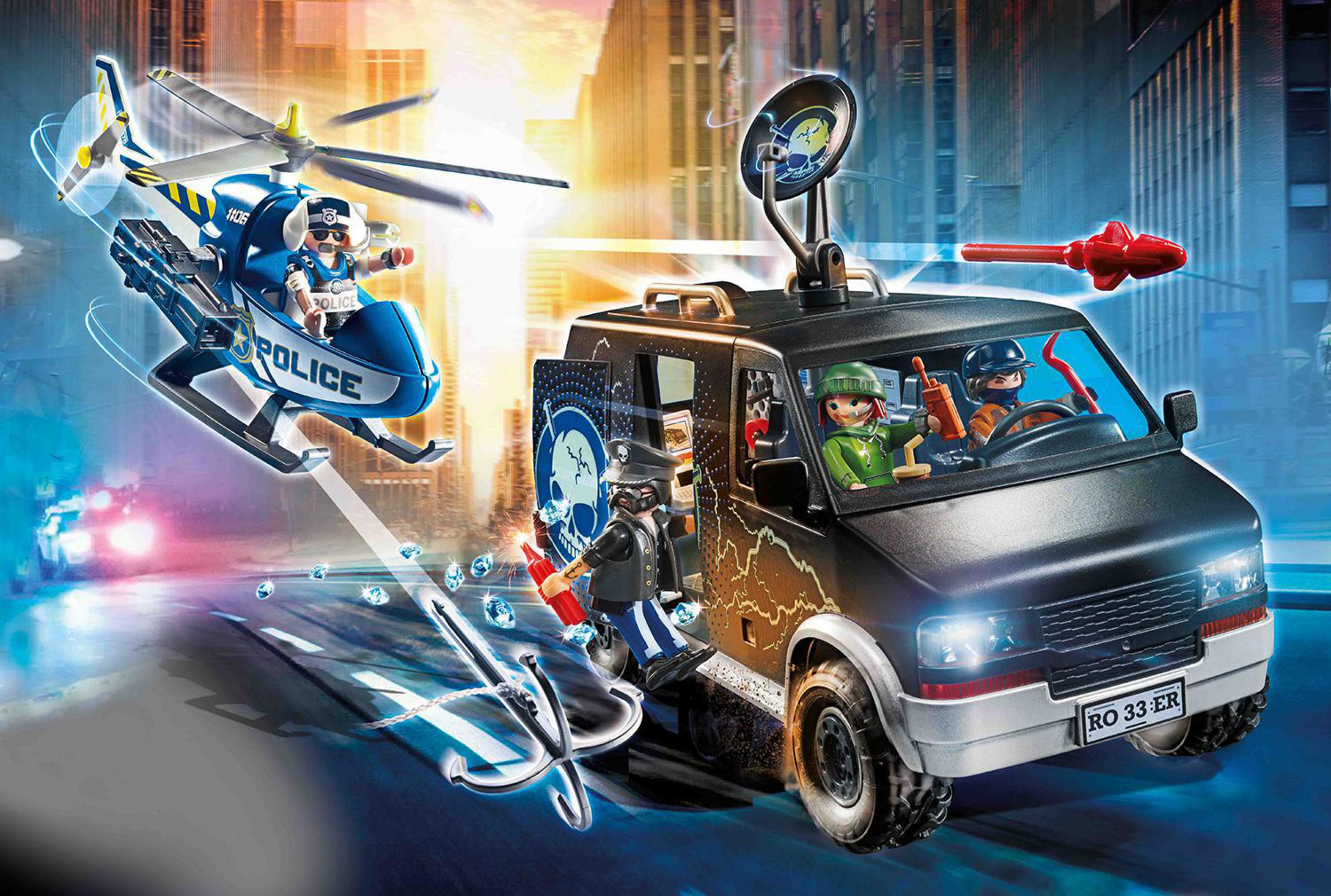 Una escena de policía Playmobil con helicóptero, furgoneta y figuras, en un entorno urbano.