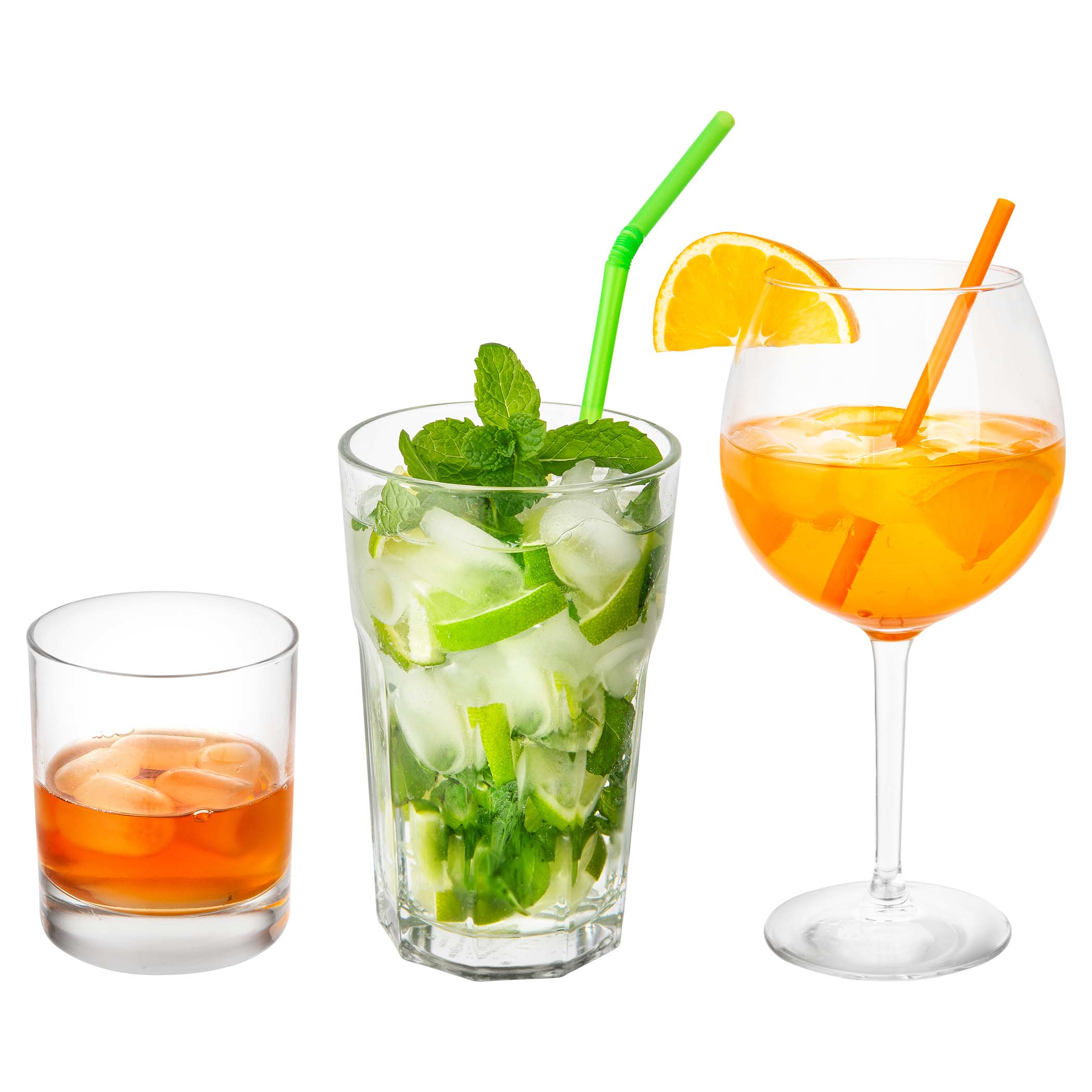 Tre cocktail in bicchieri diversi, guarniti con frutta e menta. Sfondo bianco.