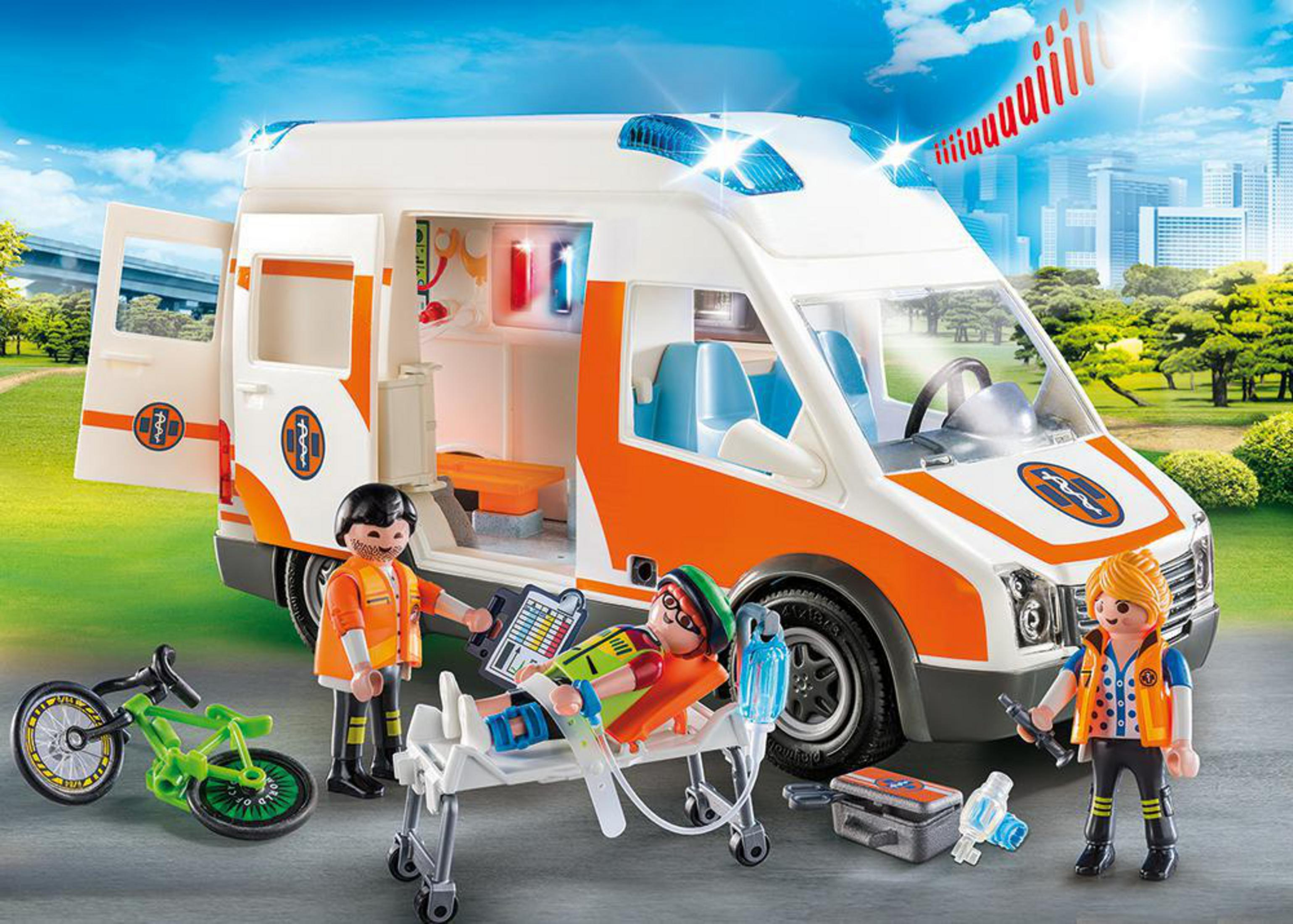 Ambulanza Playmobil con personaggi che assistono un paziente su una barella. Una bicicletta è di lato.