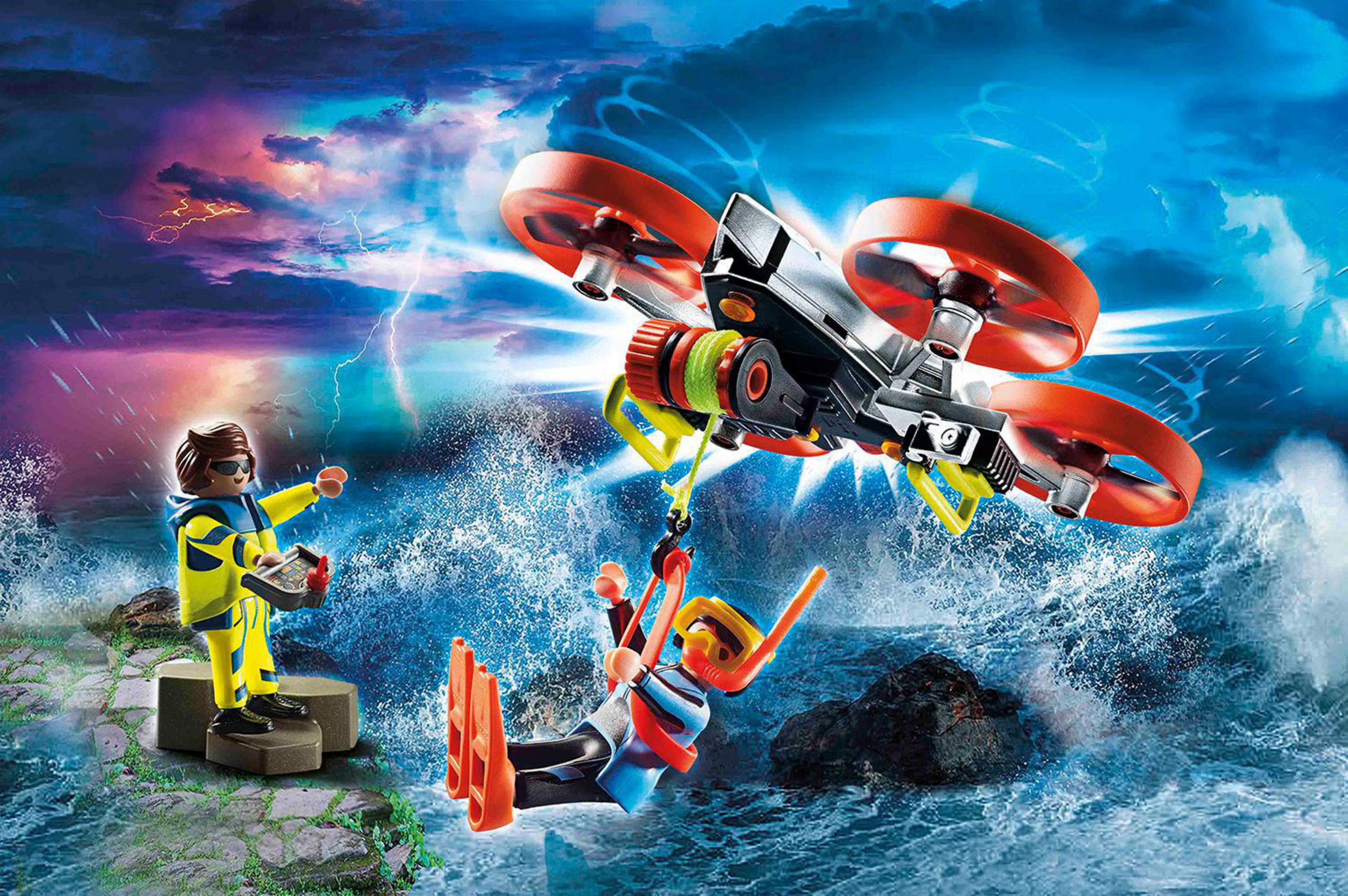 Escena de rescate de Playmobil con figuras, un dron y agua tormentosa. El cielo está oscuro con relámpagos.