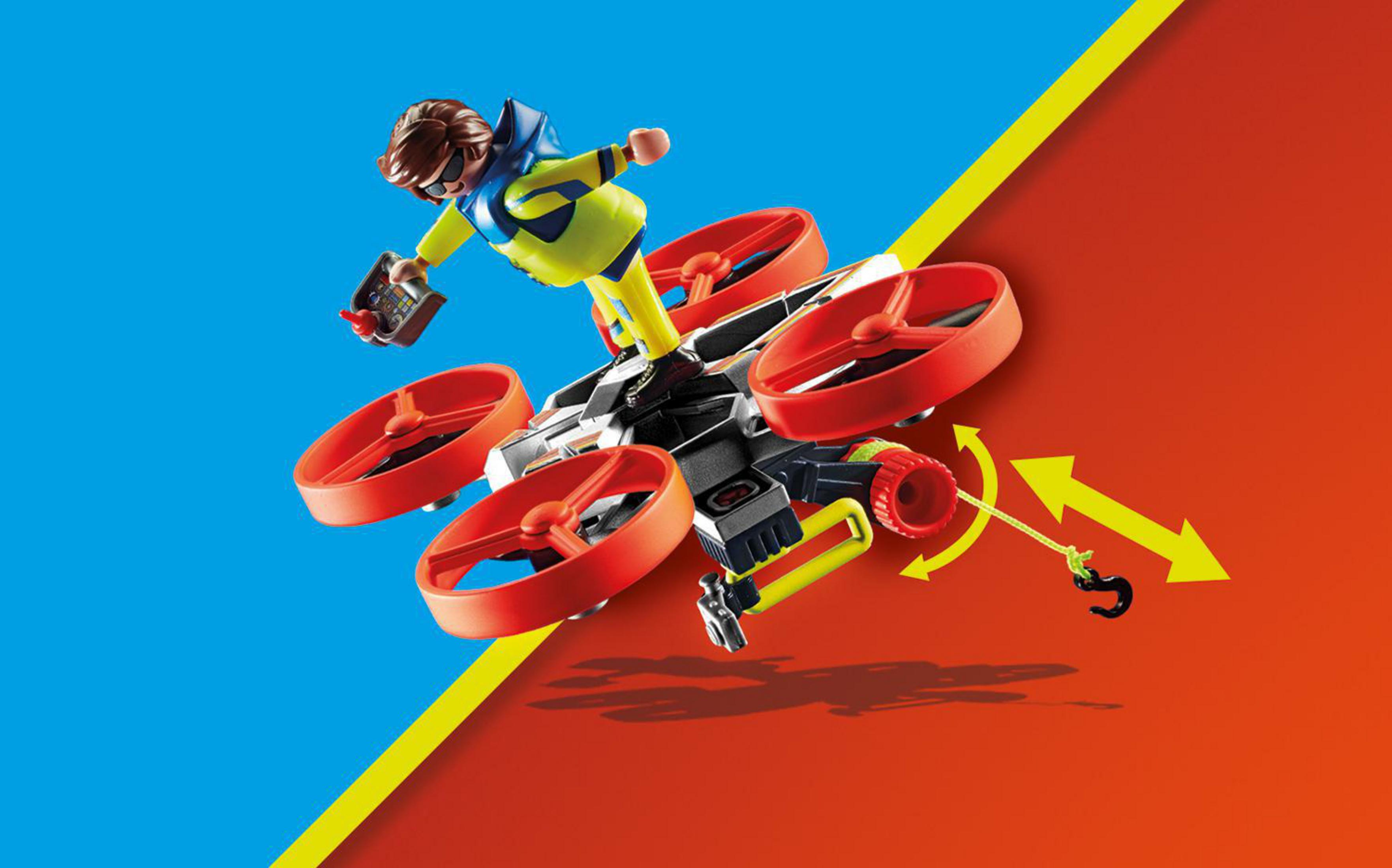 Una figura de Playmobil montando en un dron, sobre un fondo dividido en azul y naranja.