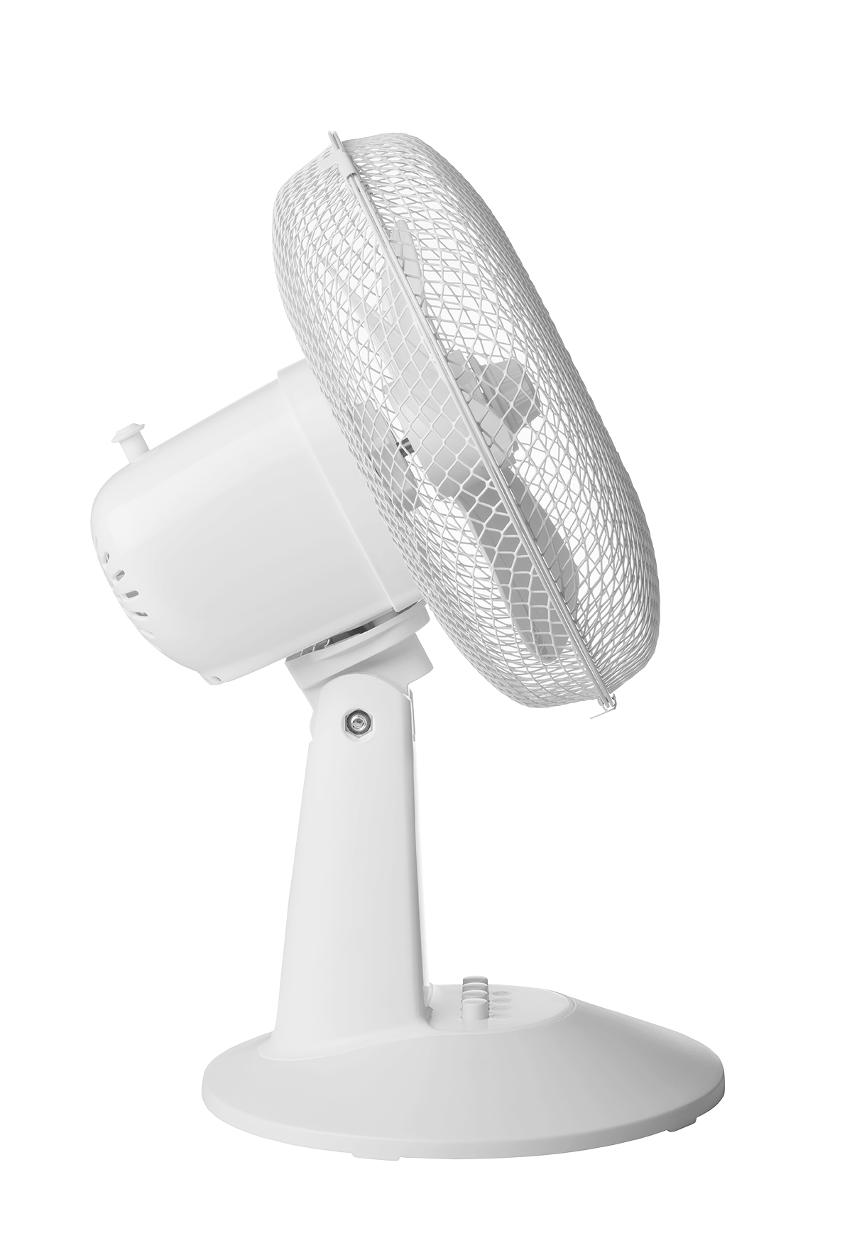Un ventilatore da scrivania bianco, con la gabbia della ventola sul lato sinistro, su un supporto bianco contro uno sfondo bianco.