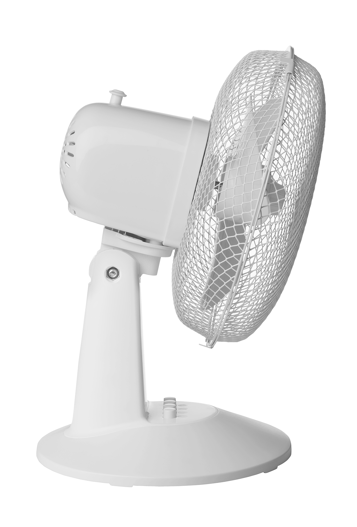 Un ventilatore da scrivania bianco, dall'angolazione laterale. La ventola è inclinata verso l'alto e ha una rete protettiva.