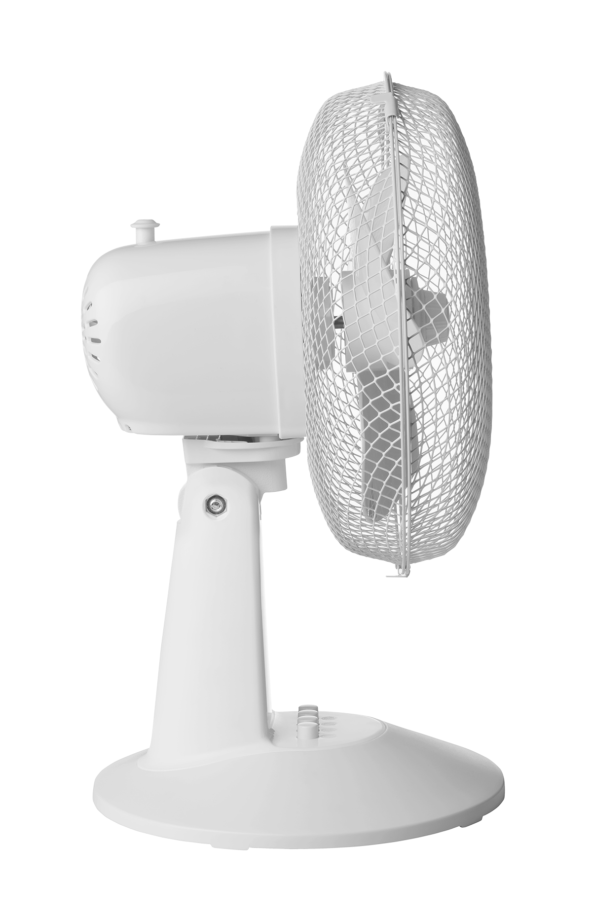 Un ventilatore da scrivania bianco, angolato verso l'alto, su una base bianca, con una rete protettiva e uno sfondo bianco.