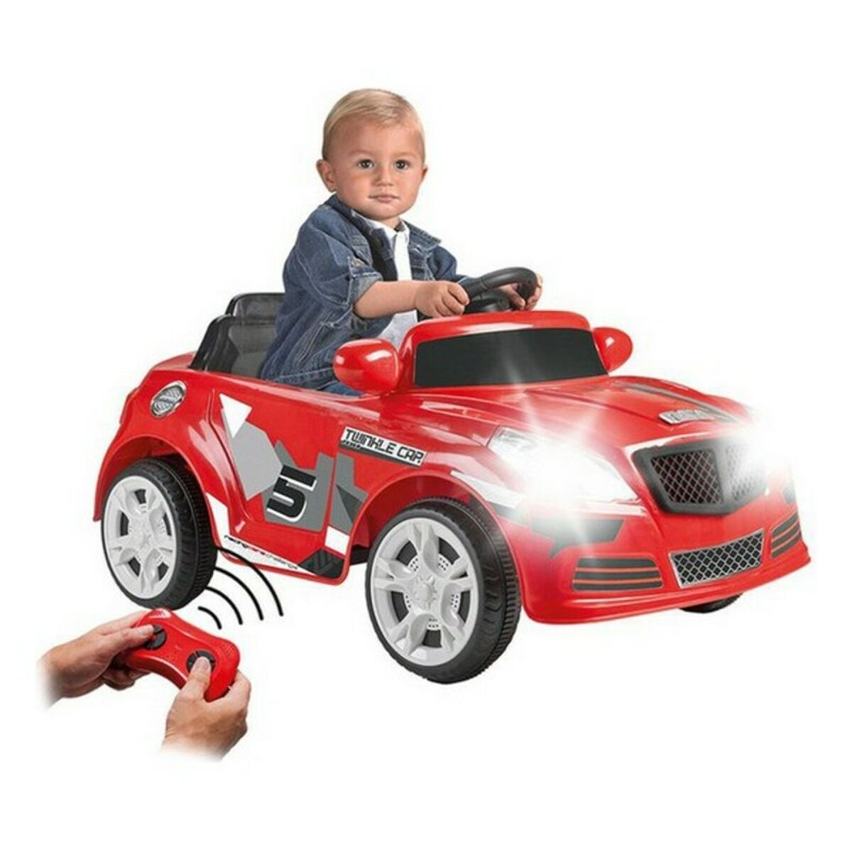 Coche de juguete rojo con un niño conduciendo. Mando a distancia en mano. Faros encendidos.