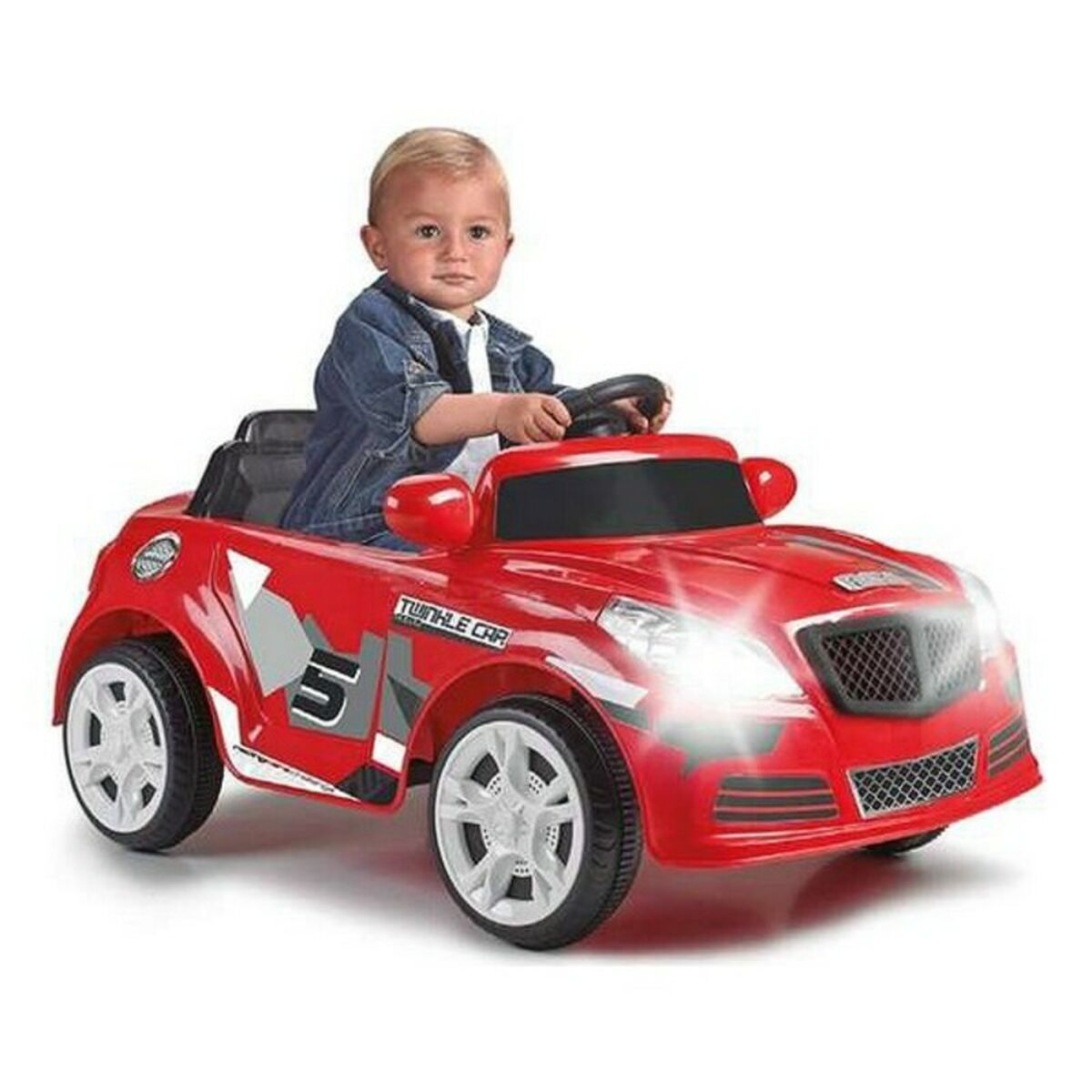 Coche de juguete rojo con un niño conduciendo. Faros encendidos. Fondo blanco.