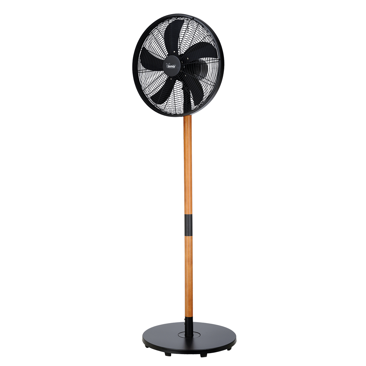 Ventilatore da terra nero e marrone. Base nera. Sfondo bianco.
