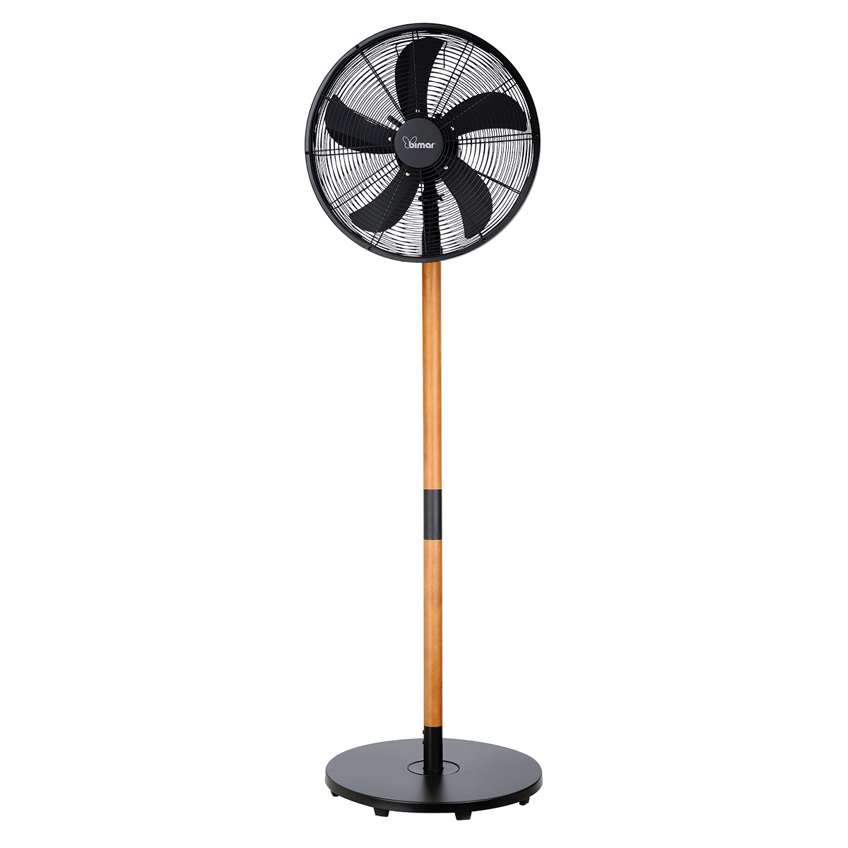 Un ventilatore da terra nero e in legno. Pale nere e base rotonda. Il ventilatore ha il marchio 'bimAR'.