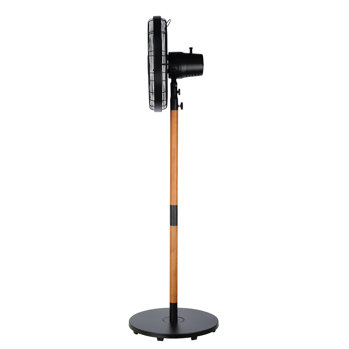 Ventilatore a colonna nero e color legno su sfondo bianco. Base circolare e gabbia protettiva.
