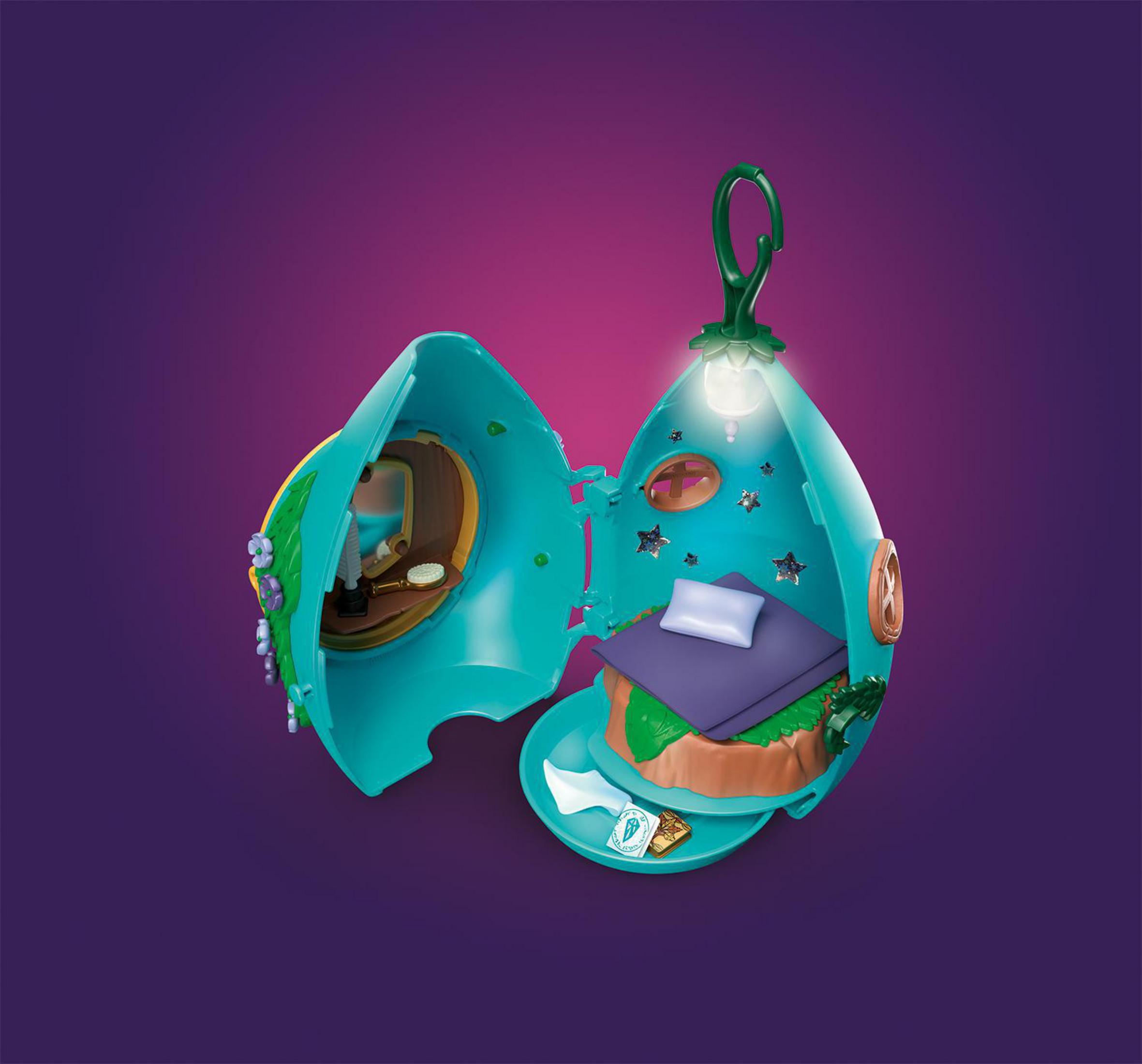 Zabawka Playmobil, otwarty domek dla wróżek. Scena wnętrza z meblami i figurką wróżki.