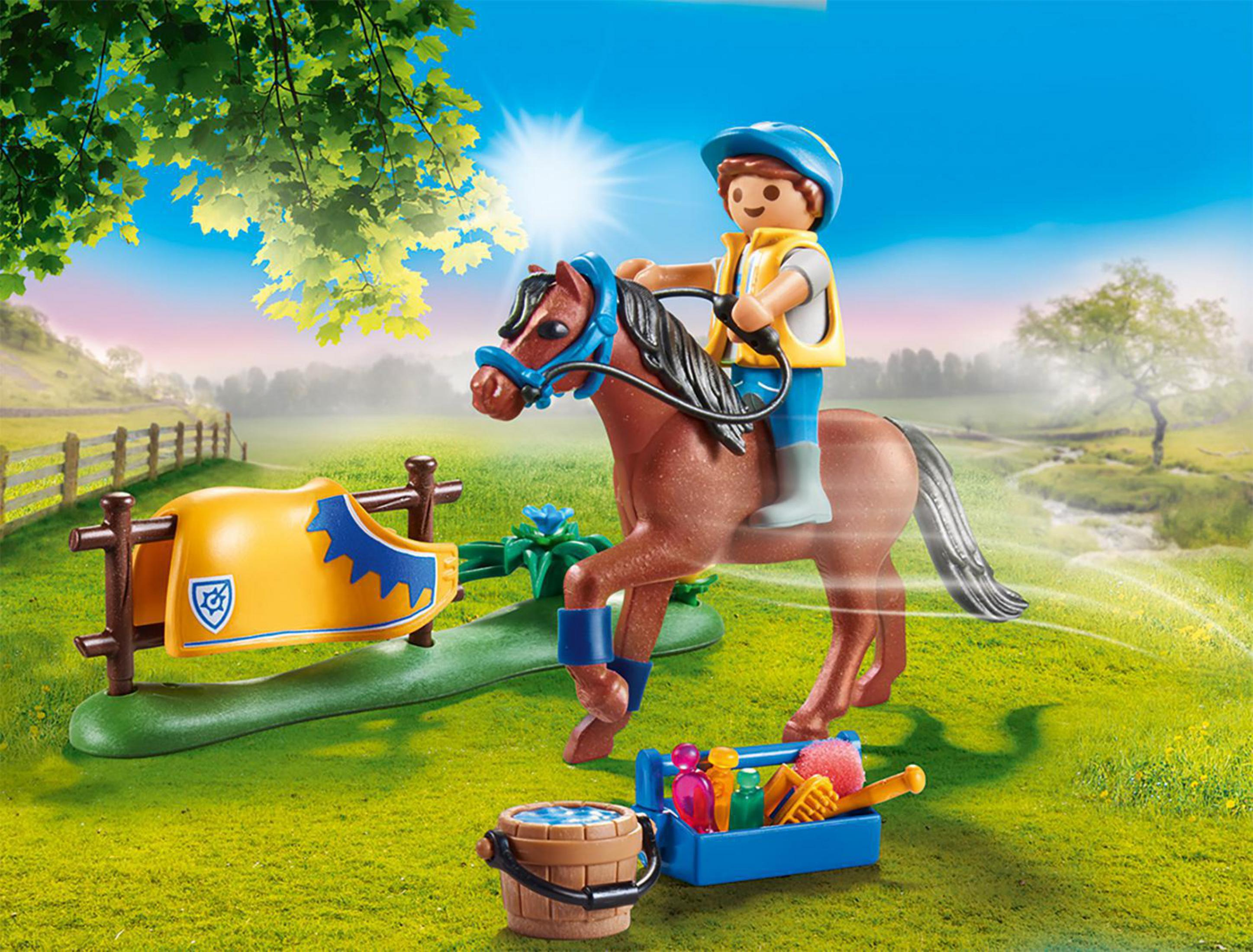 Playmobil-Szene eines Jungen, der ein Pferd reitet. Enthält Tack, Zaun und blaue Pflegeutensilien.