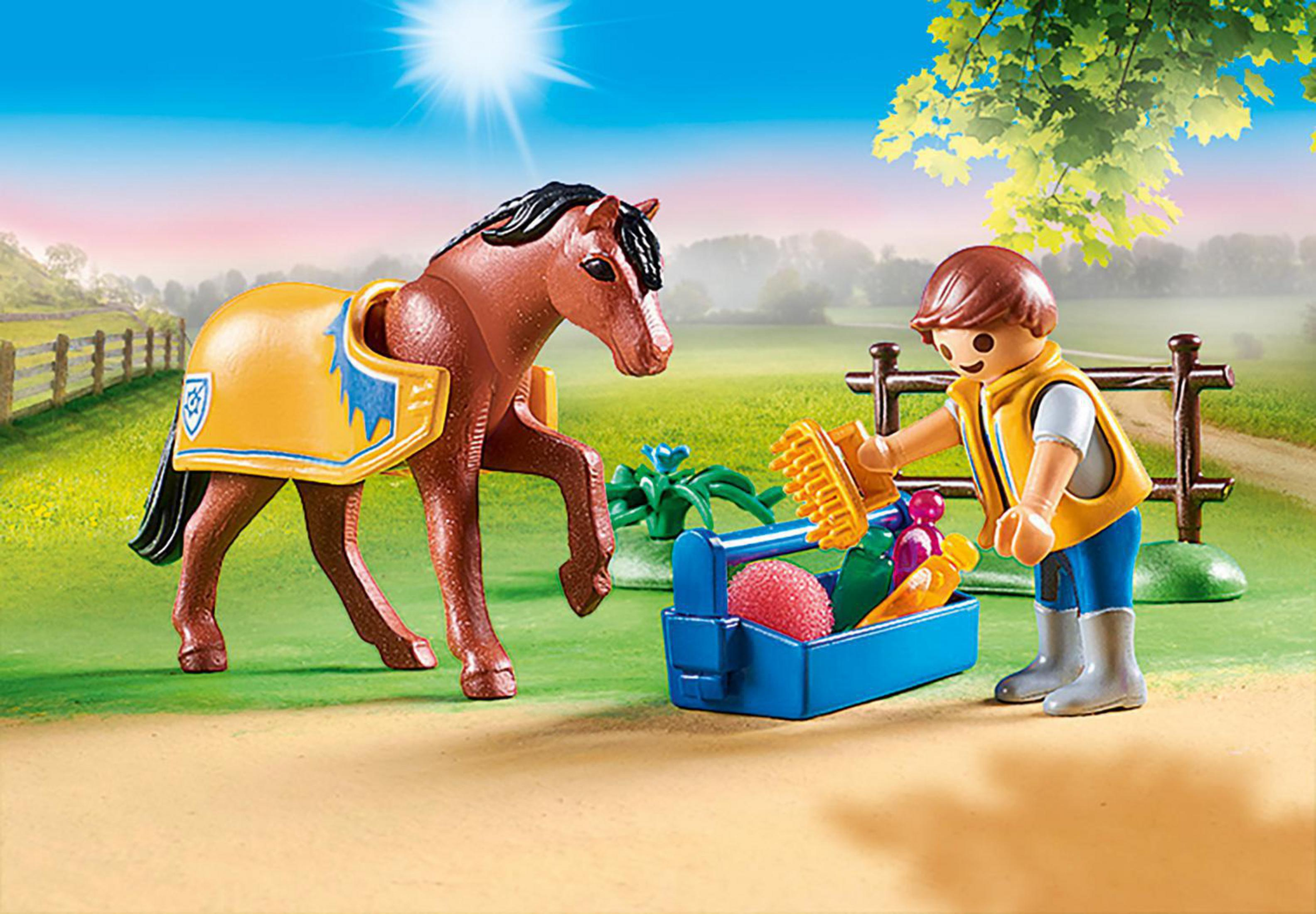 Playmobil-Szene eines Pferdes und eines Jungen. Der Junge hält Gegenstände aus einem blauen Werkzeugkasten. Pferd hat einen Sattel.