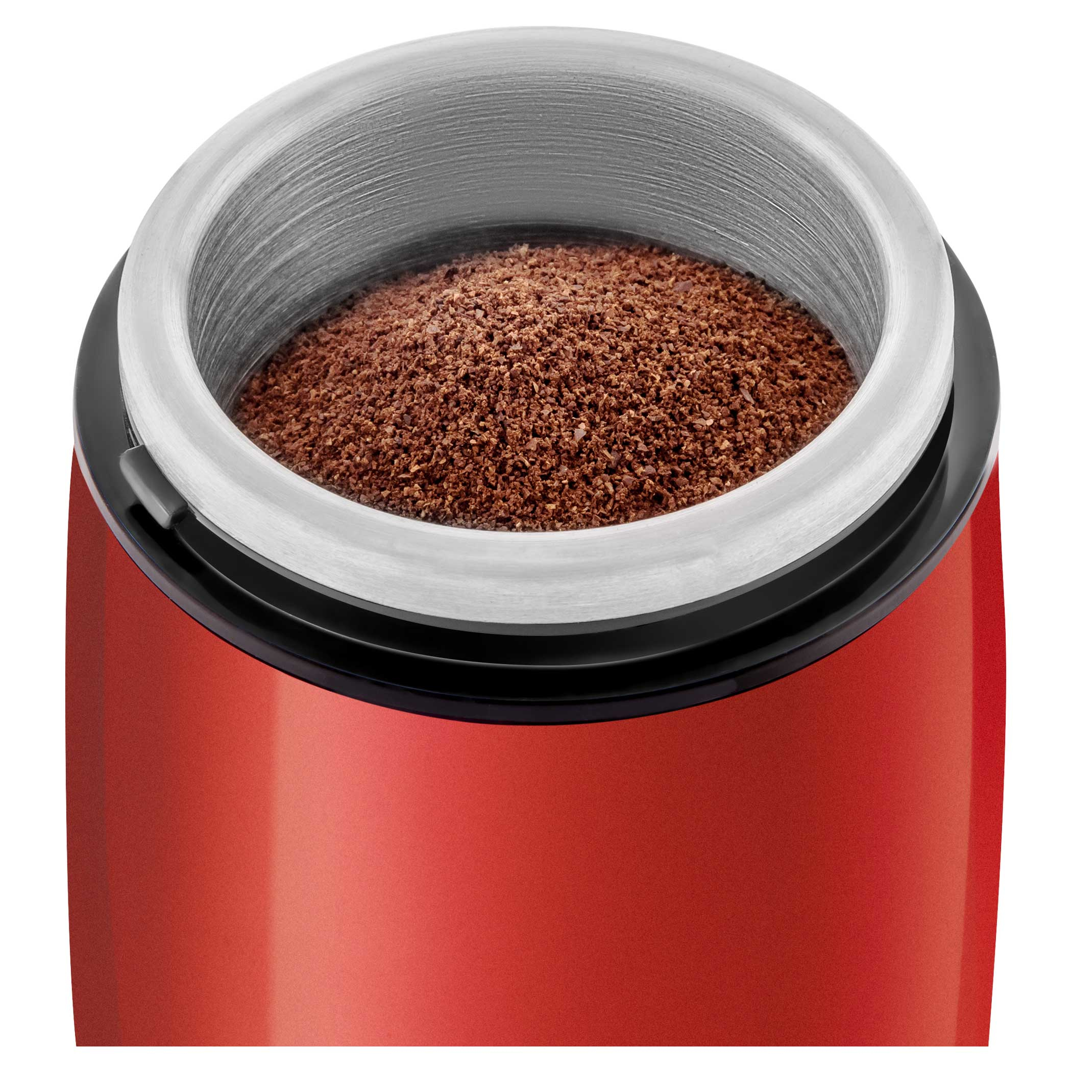 Nahaufnahme des roten SENCOR Kaffeemahlers. Die Oberseite ist geöffnet und mit Kaffeepulver gefüllt.