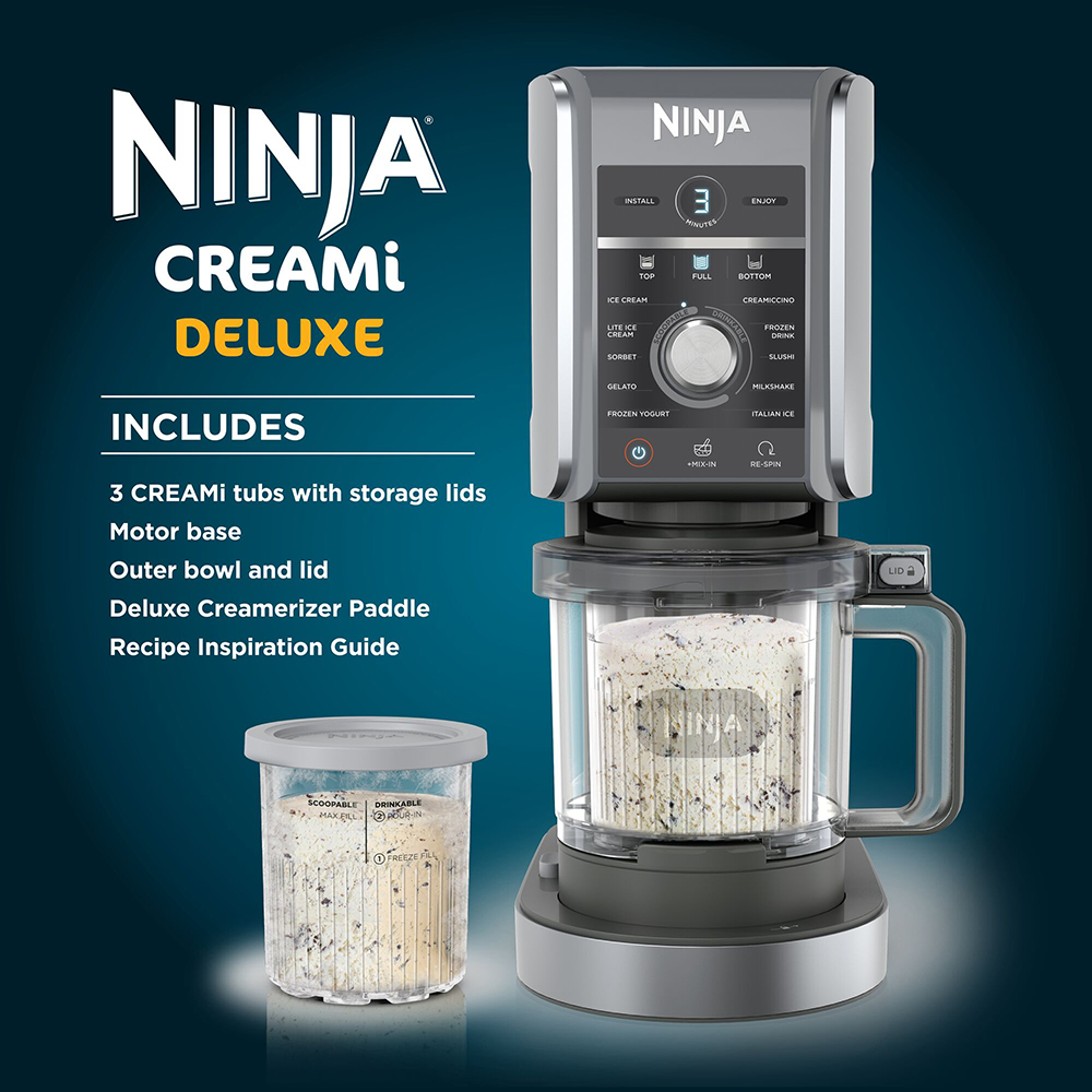 Ninja CREAMi Deluxe dondurma makinesi. Kaplar, motor tabanı ve çeşitli dondurulmuş ikramlar.