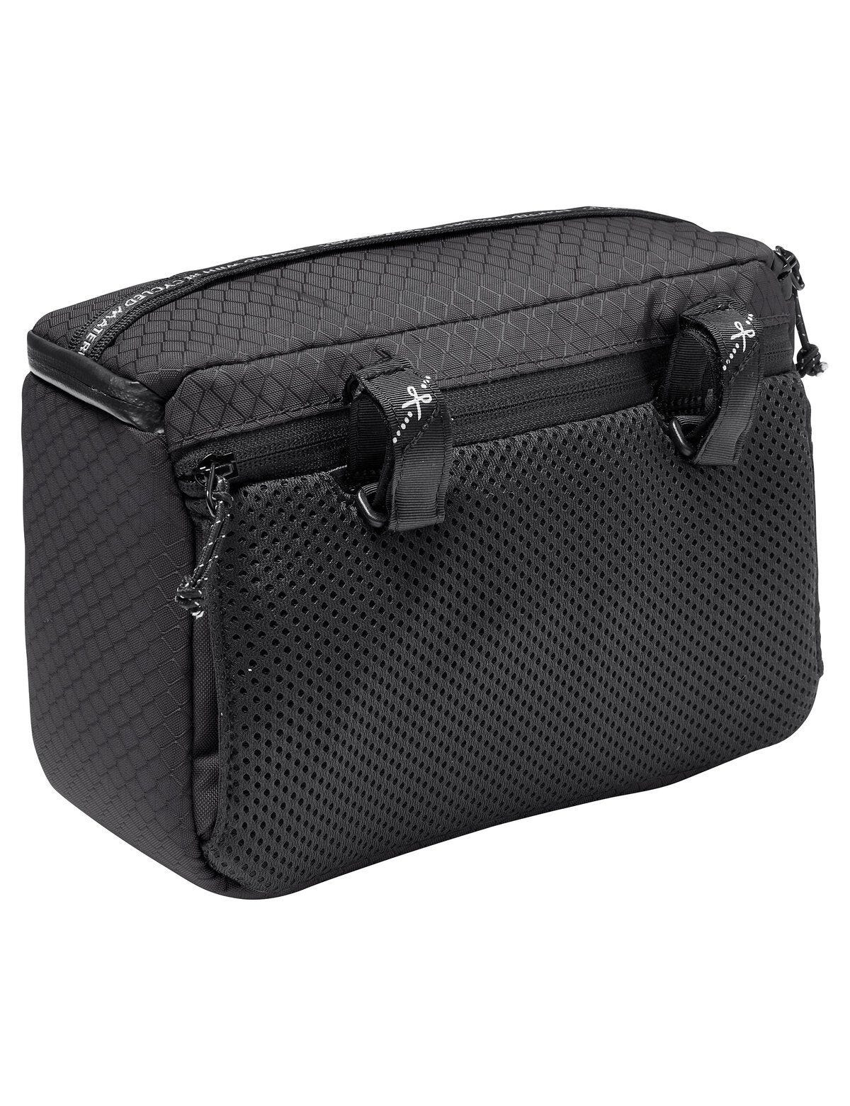 Schwarze Fahrrad-Lenkertasche mit Netztasche und Reißverschlüssen. Die Tasche hat eine eckige Form.