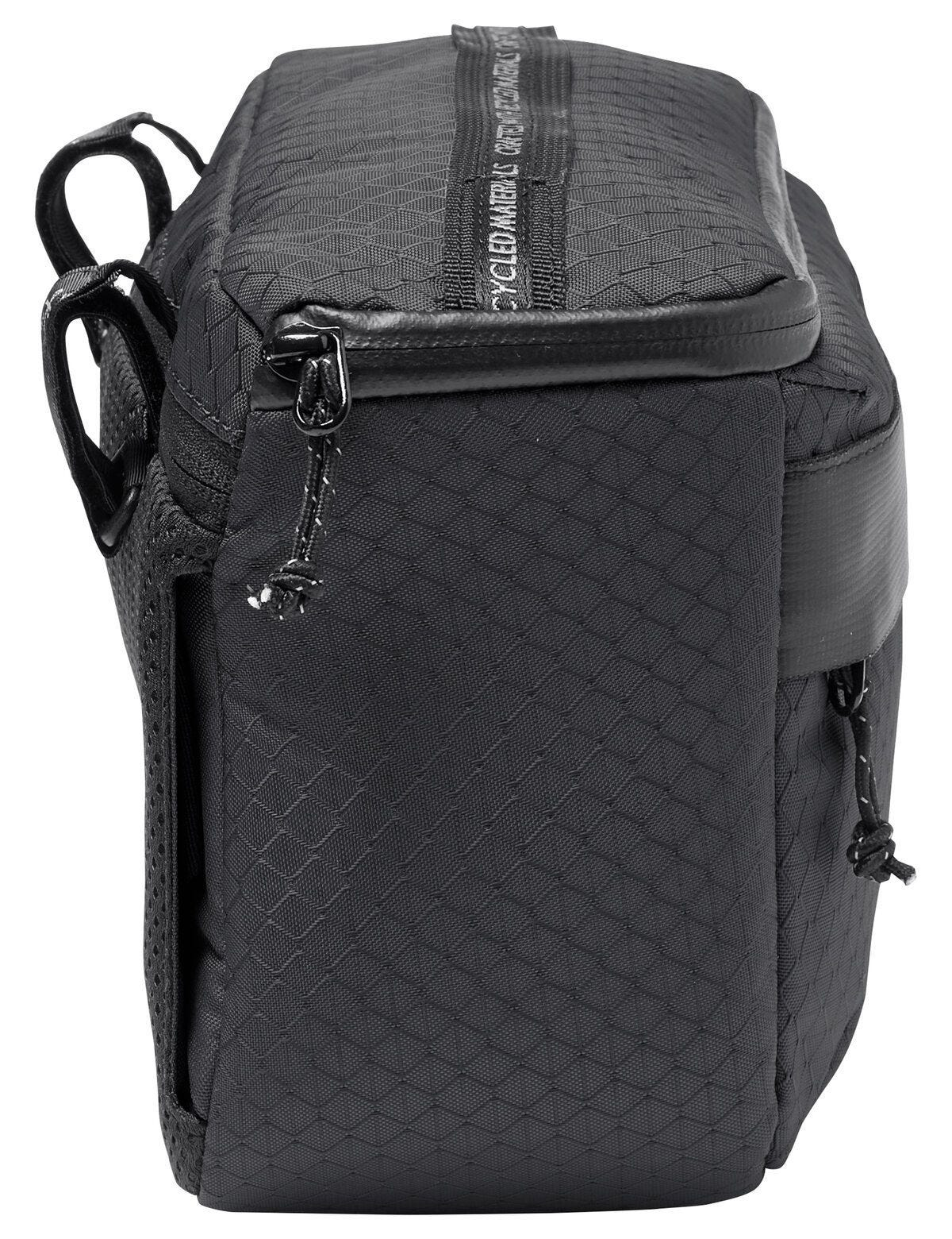 Eine schwarze Vaude-Tasche mit Reißverschluss und Vaude-Logo.