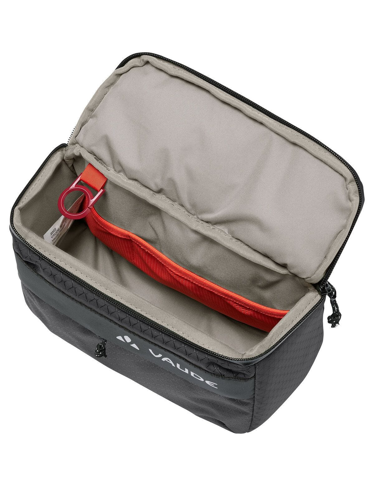 Schwarz-graue Vaude Lenkertasche. Sie hat eine rote Innentasche. Die Tasche ist offen und einsatzbereit.