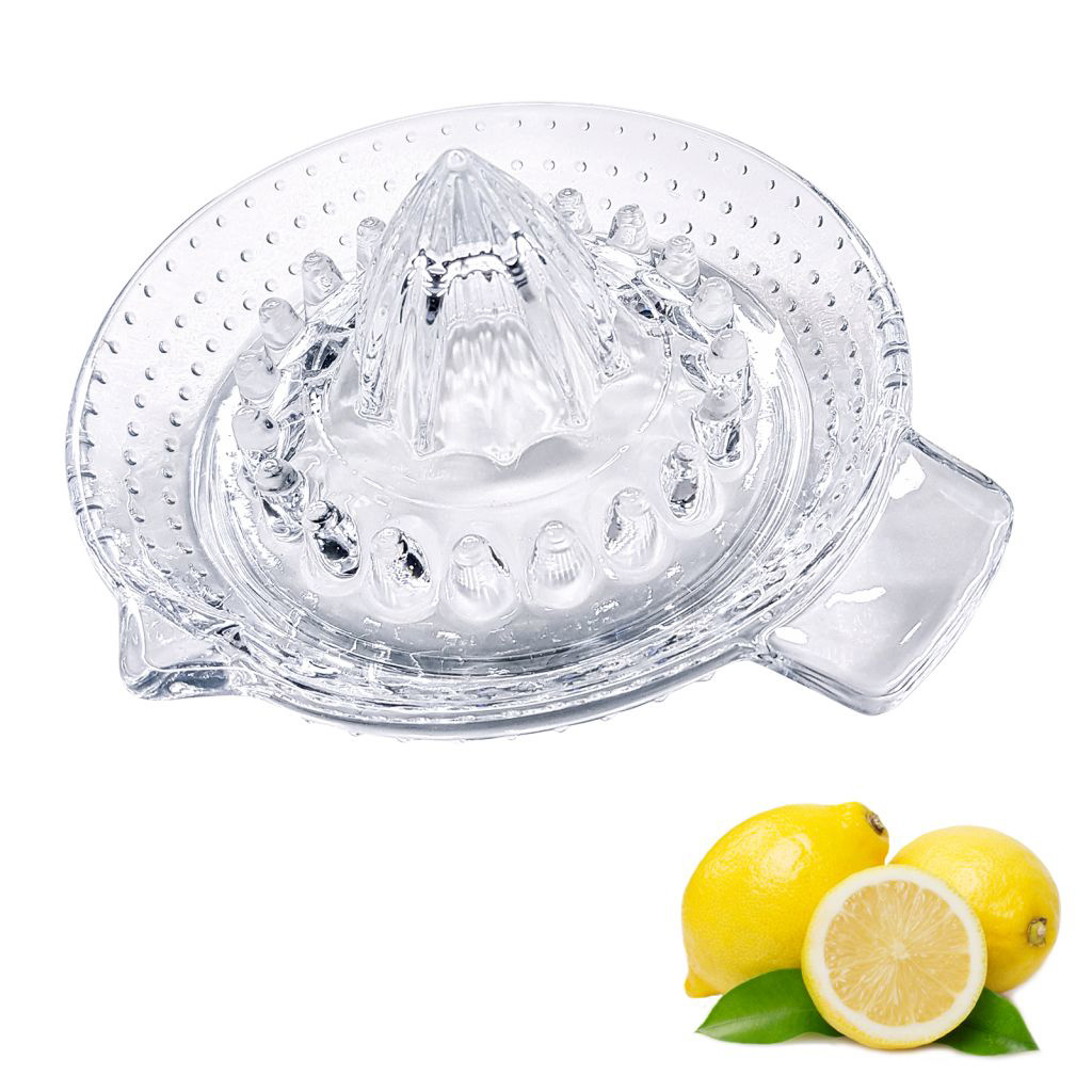 Spremiagrumi in vetro trasparente con tre limoni. Lo spremiagrumi è su sfondo bianco.