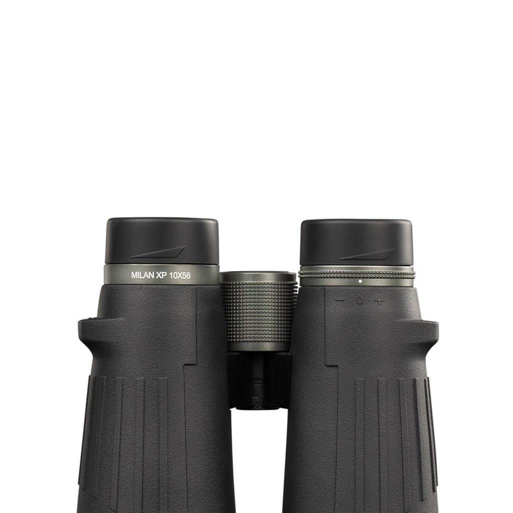 Lornetka z czarnym korpusem i szarym pokrętłem ostrości, na białym tle.