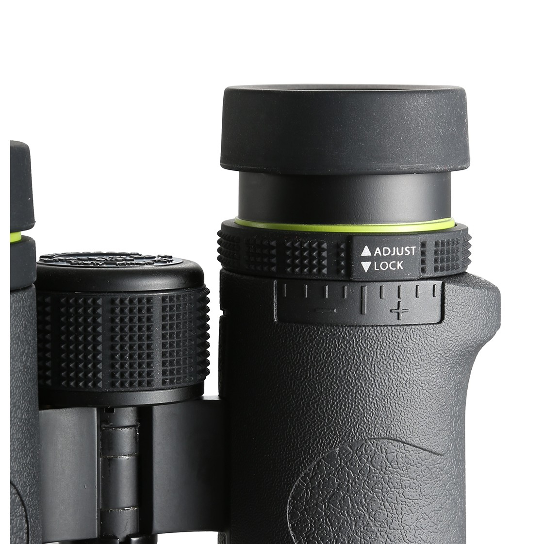 Zbliżenie lornetki z pierścieniami regulacyjnymi i tekstem, na białym tle.