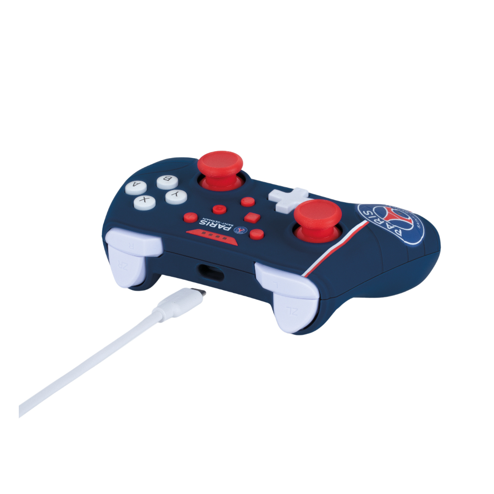 Ciemnoniebieski kontroler do gier, czerwone przyciski. Dołączony biały kabel. Logo Paris Saint-Germain.