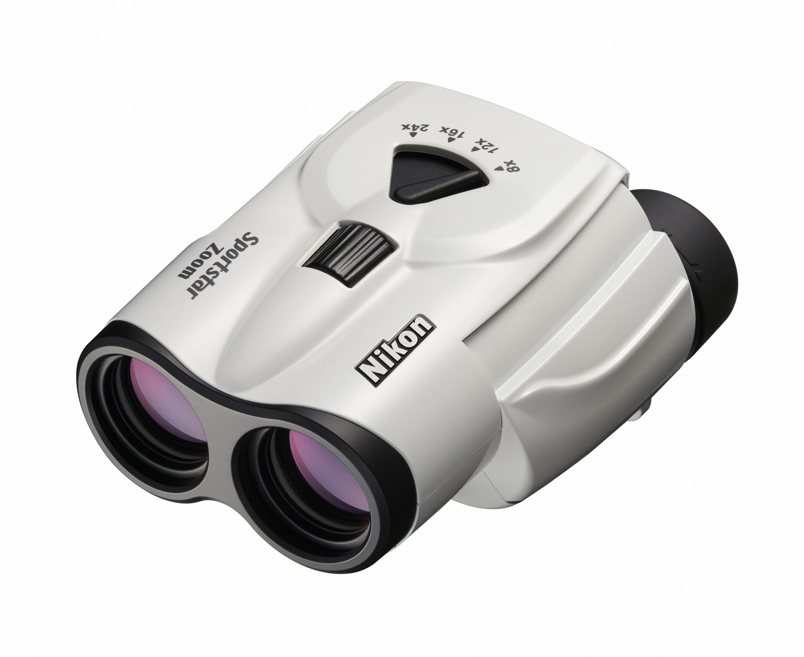 Binocolo Nikon Sportstar Zoom bianco con dettagli neri. Impostazioni zoom visibili in alto. Isolato su bianco.